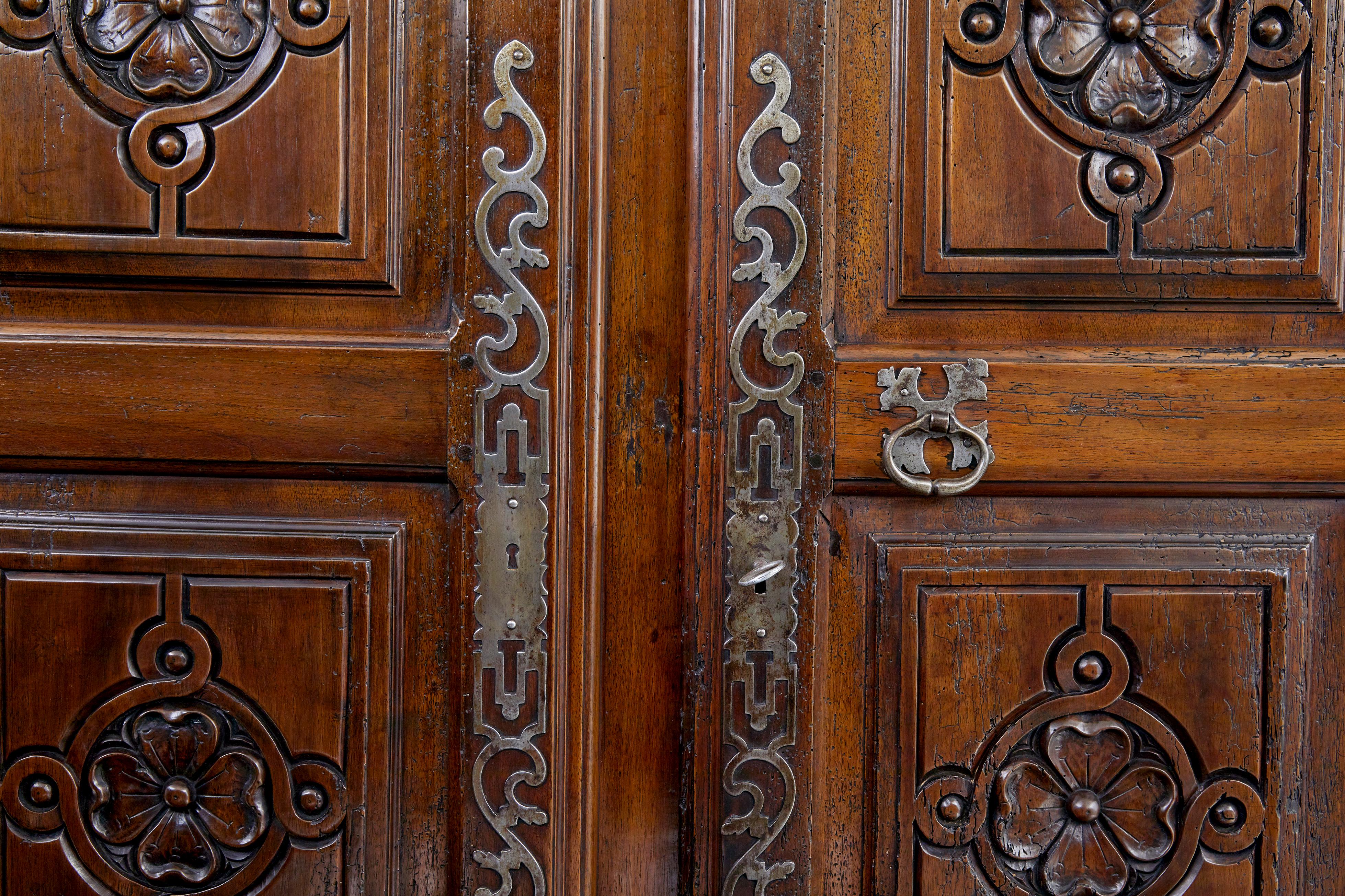 Credenza francese in noce intagliata del XVIII secolo in vendita 2