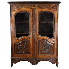 armoire à portes vitrées du 18ème siècle en noyer sculpté français