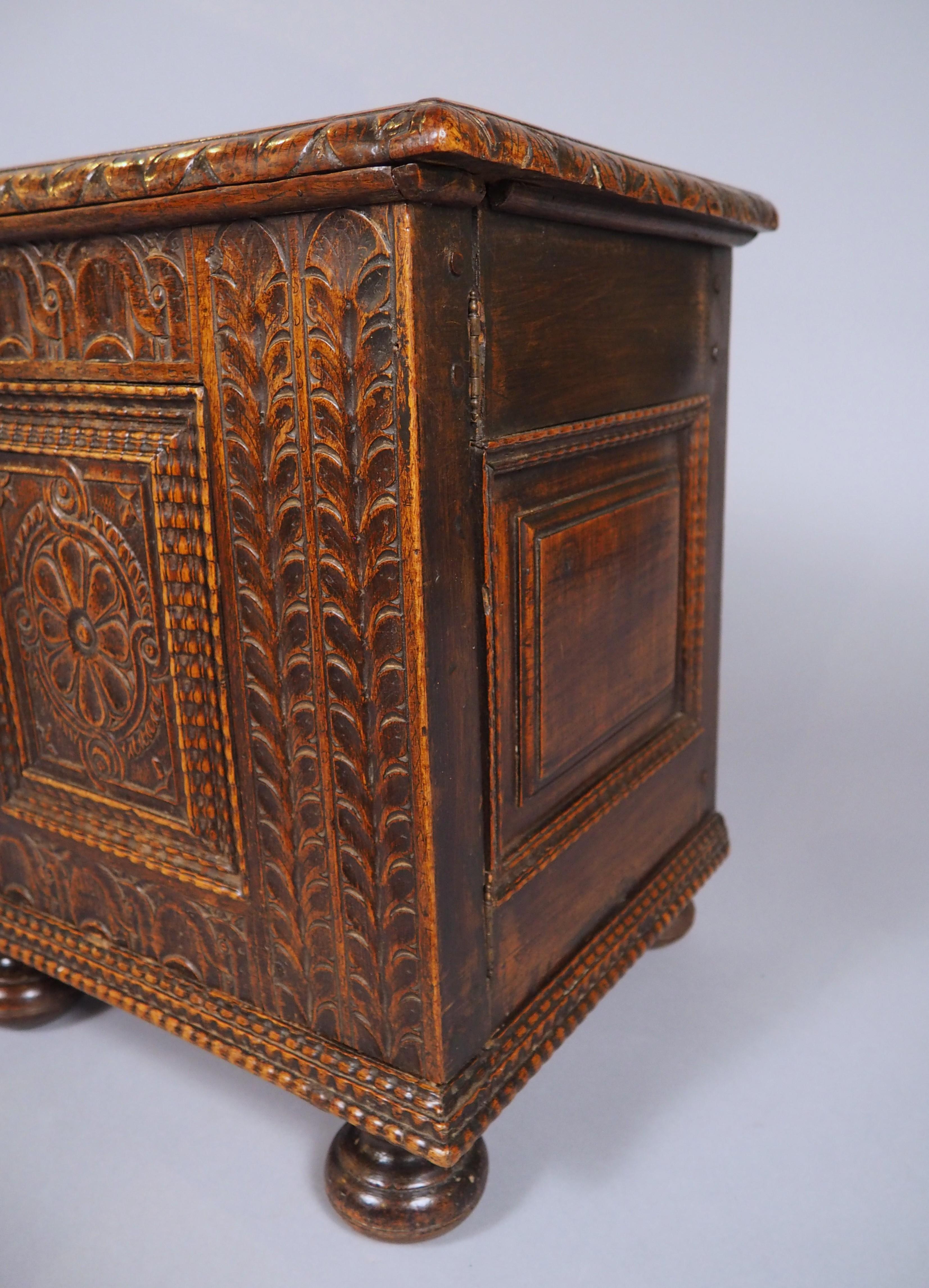 Tabouret en noyer sculpté du XVIIIe siècle en vente 5