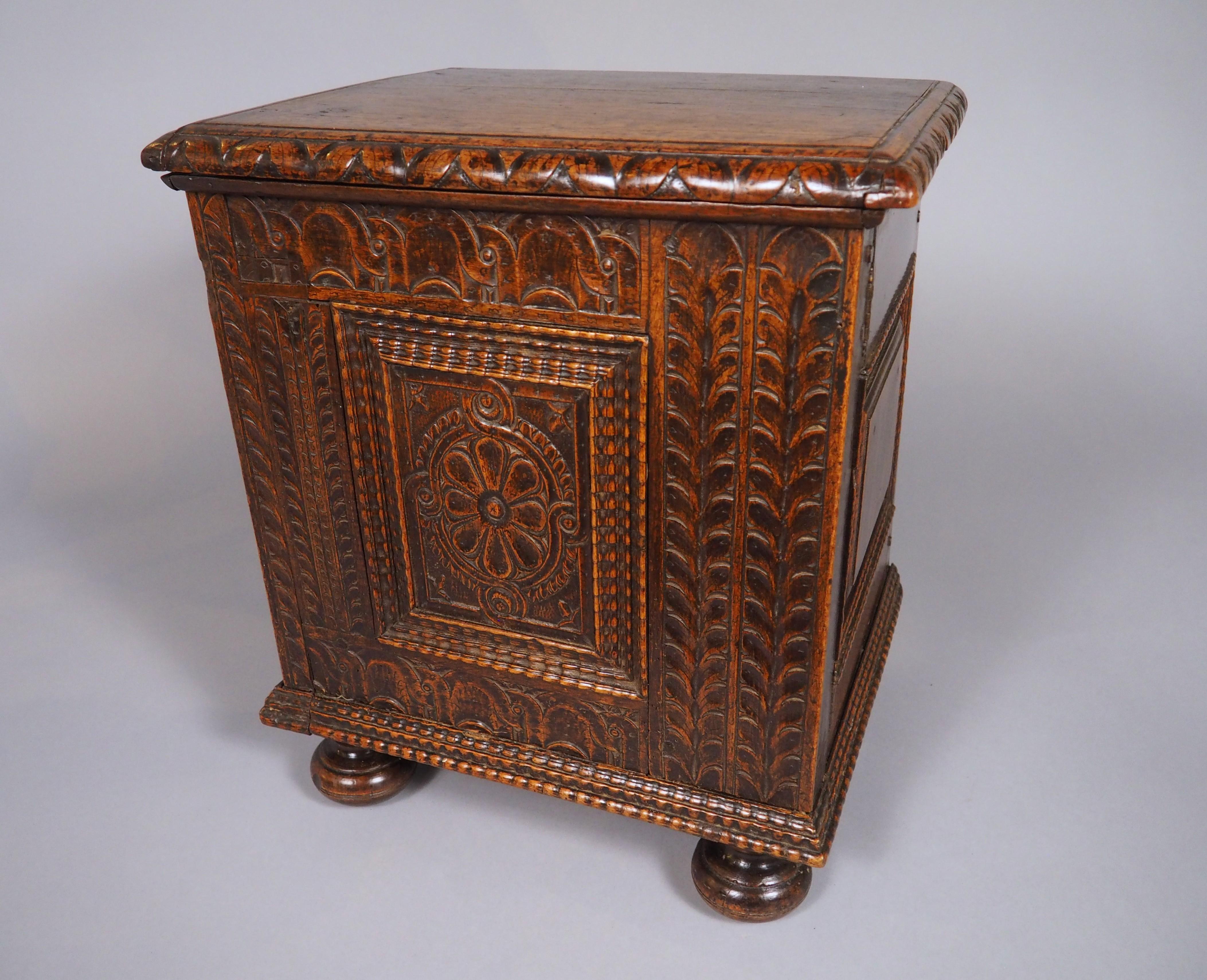 Tabouret en noyer sculpté du XVIIIe siècle en vente 6