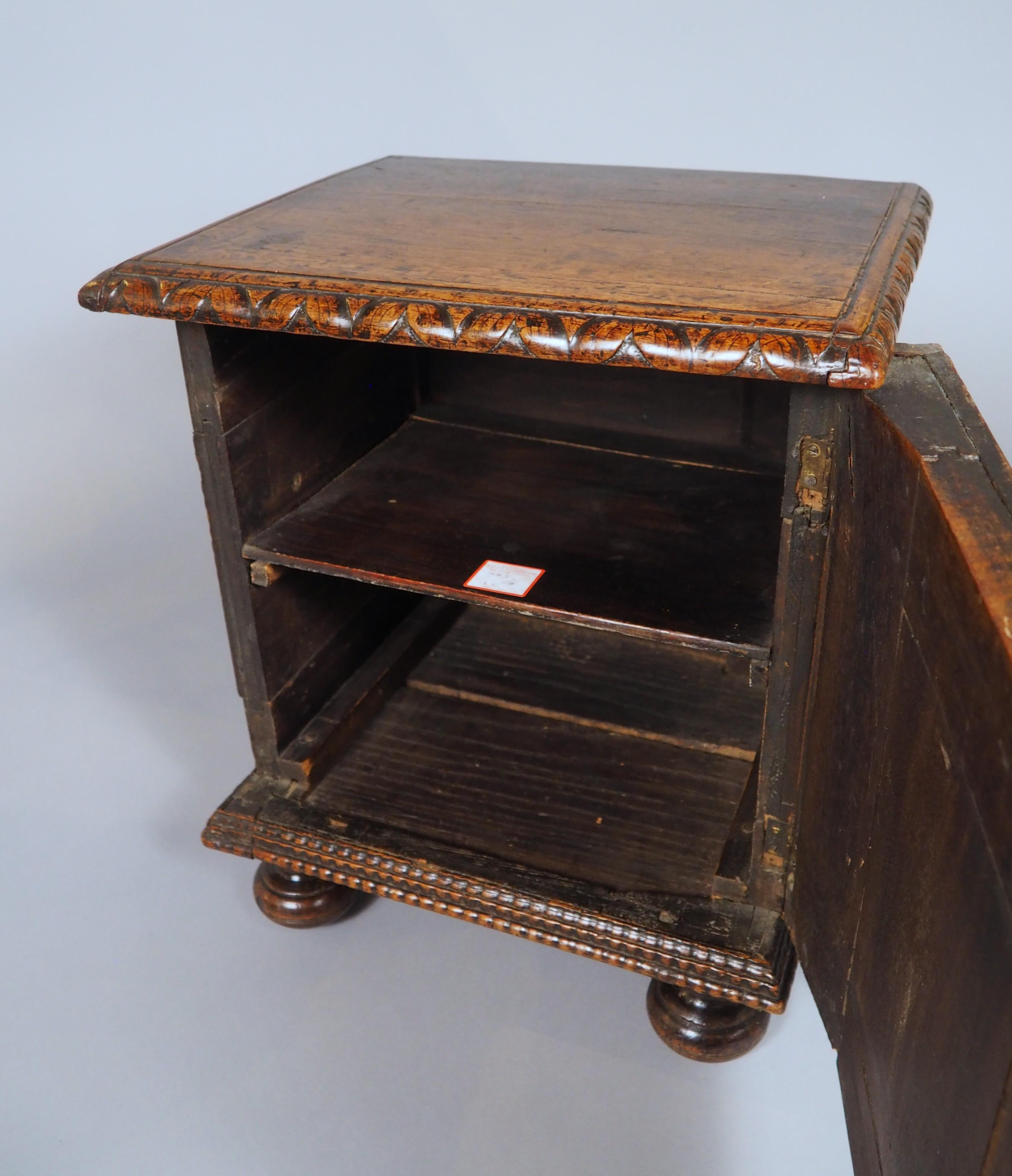 Tabouret en noyer sculpté du XVIIIe siècle en vente 7