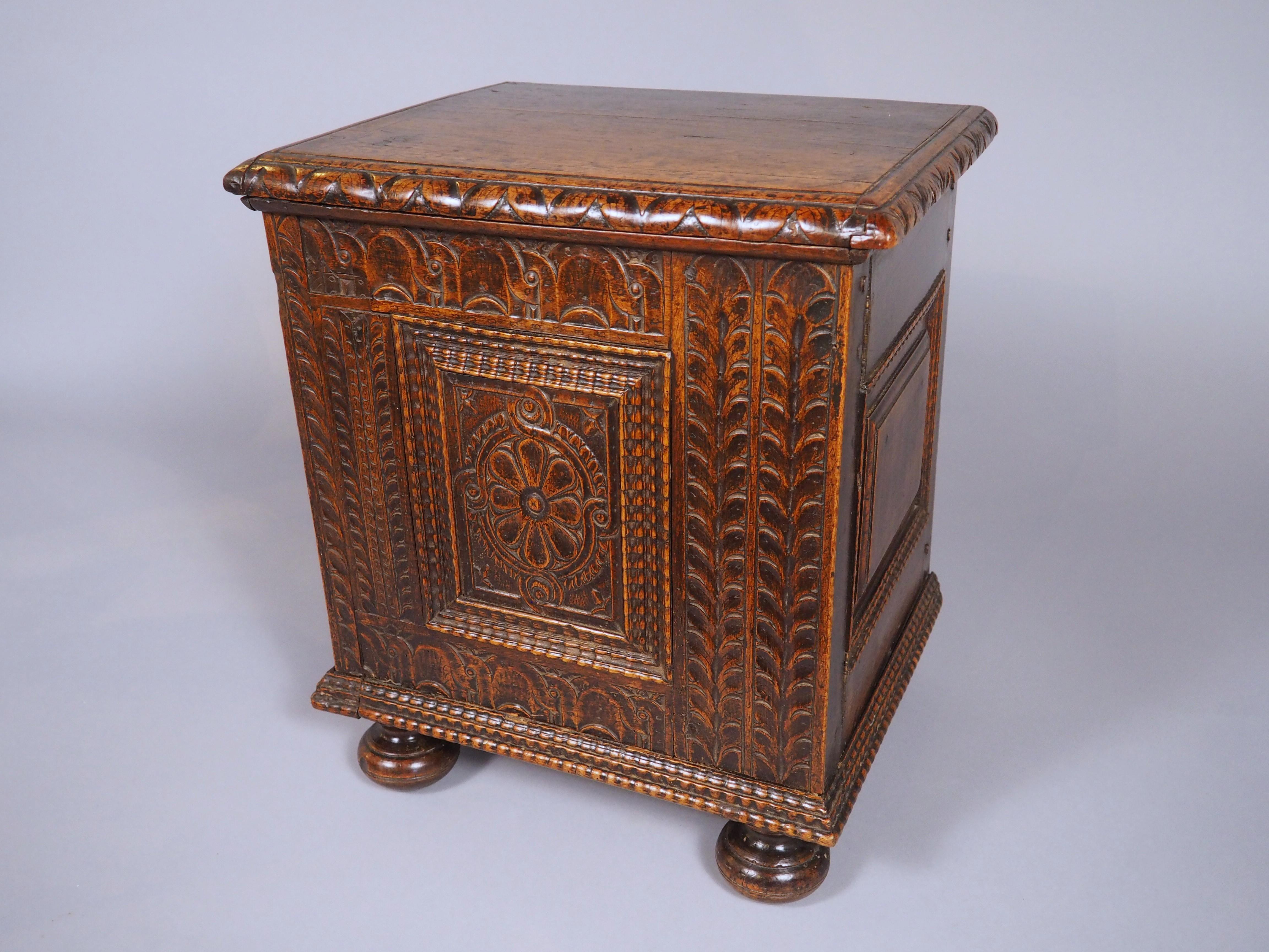 Tabouret en noyer sculpté du XVIIIe siècle en vente 10