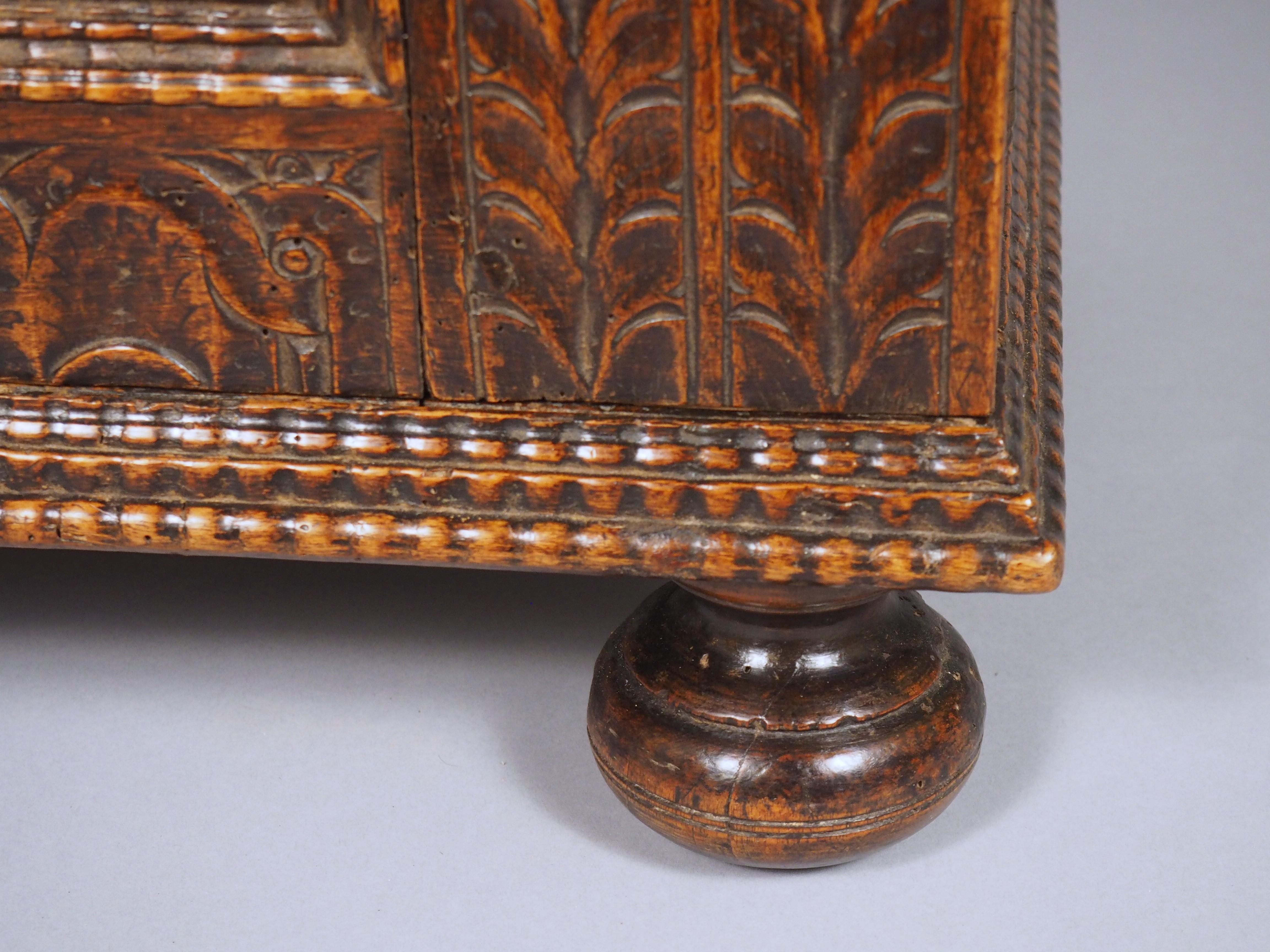 Plus d'informations bientôt...

Ce tabouret en noyer sculpté à la main, qui était à l'origine un coffre français des années 1700, sert également de petit meuble de rangement.  La porte à ouverture frontale s'ouvre pour révéler une seule étagère