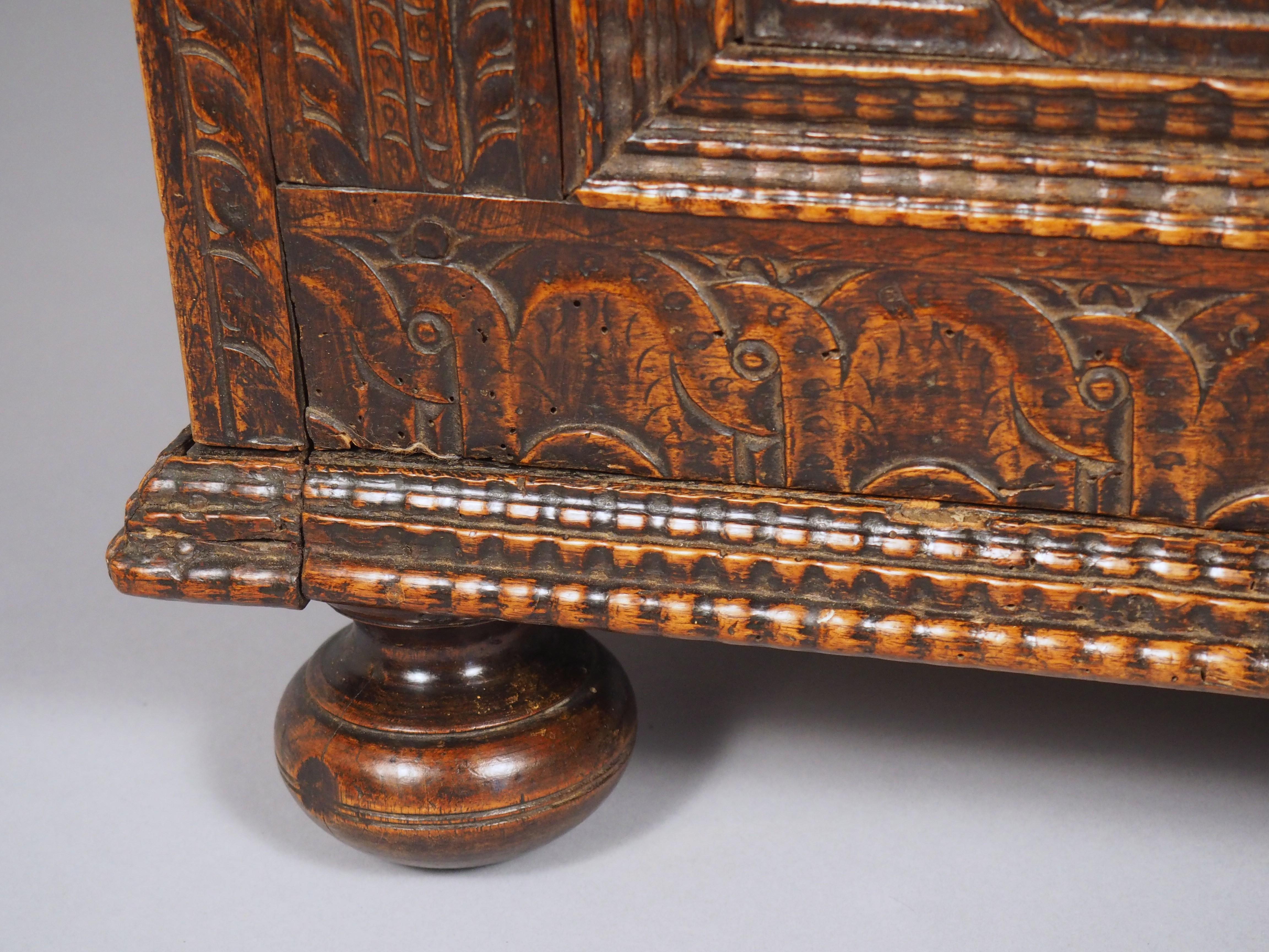 Sculpté à la main Tabouret en noyer sculpté du XVIIIe siècle en vente