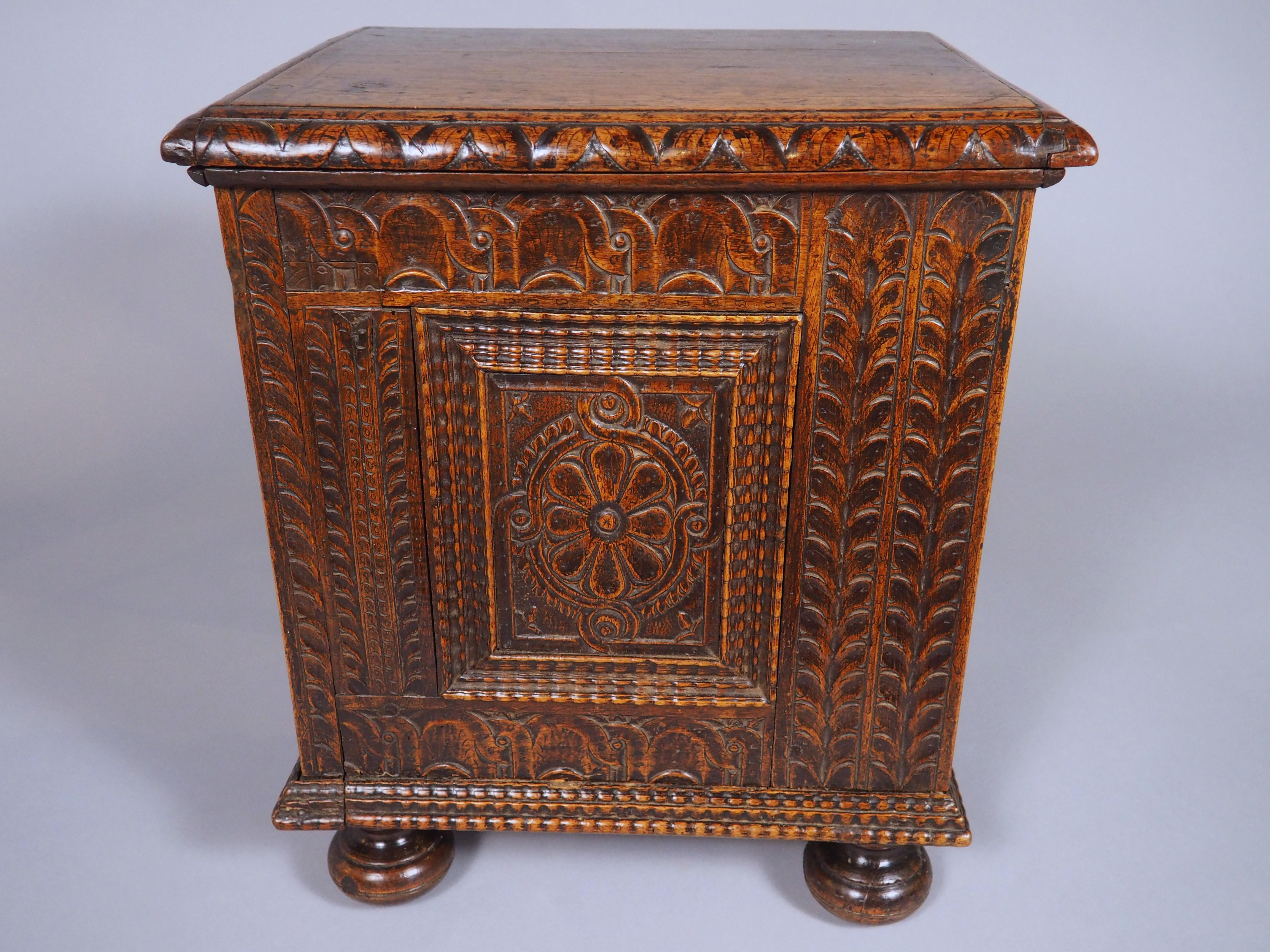 Tabouret en noyer sculpté du XVIIIe siècle Bon état - En vente à Dallas, TX