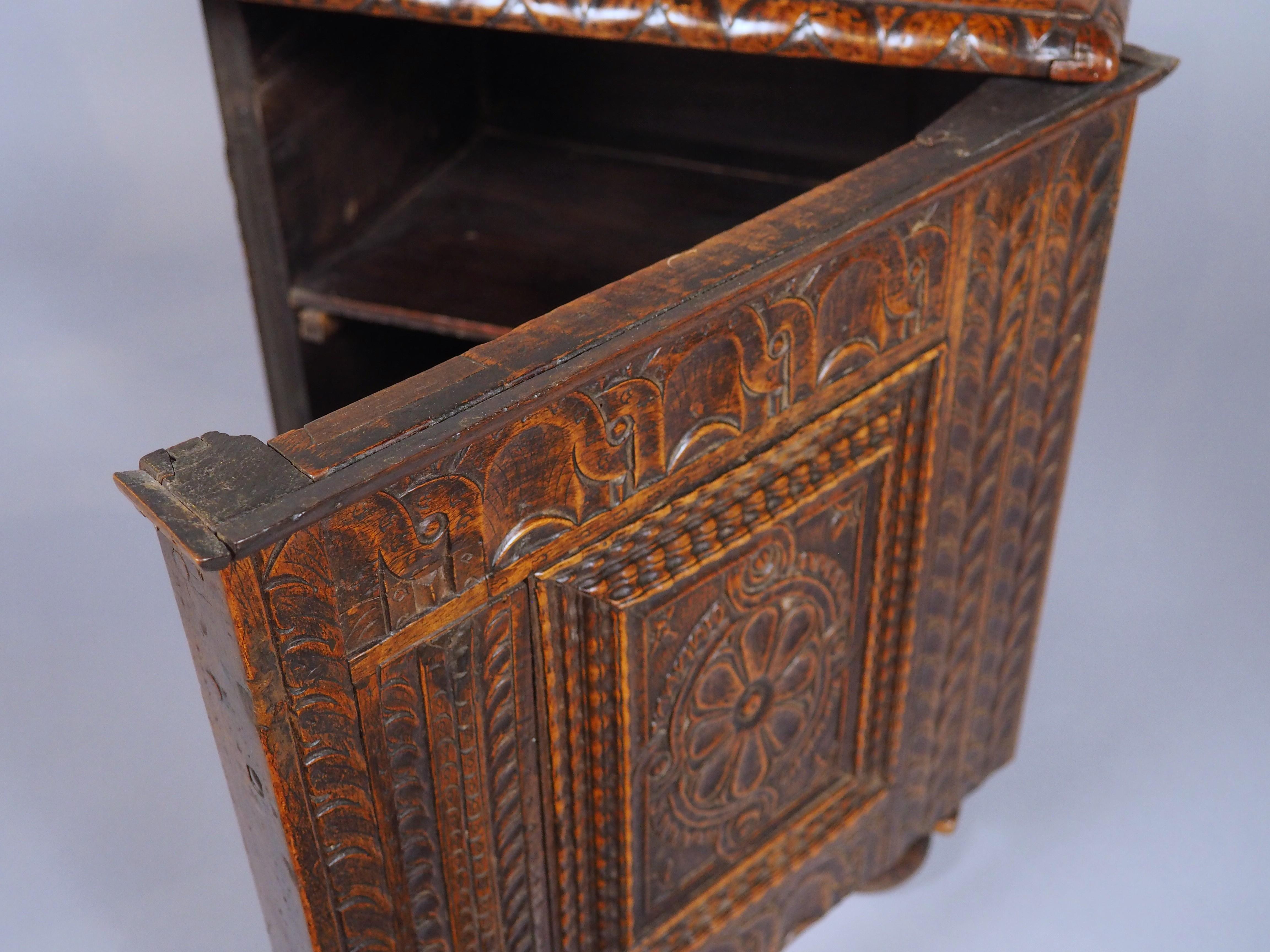 Bois Tabouret en noyer sculpté du XVIIIe siècle en vente