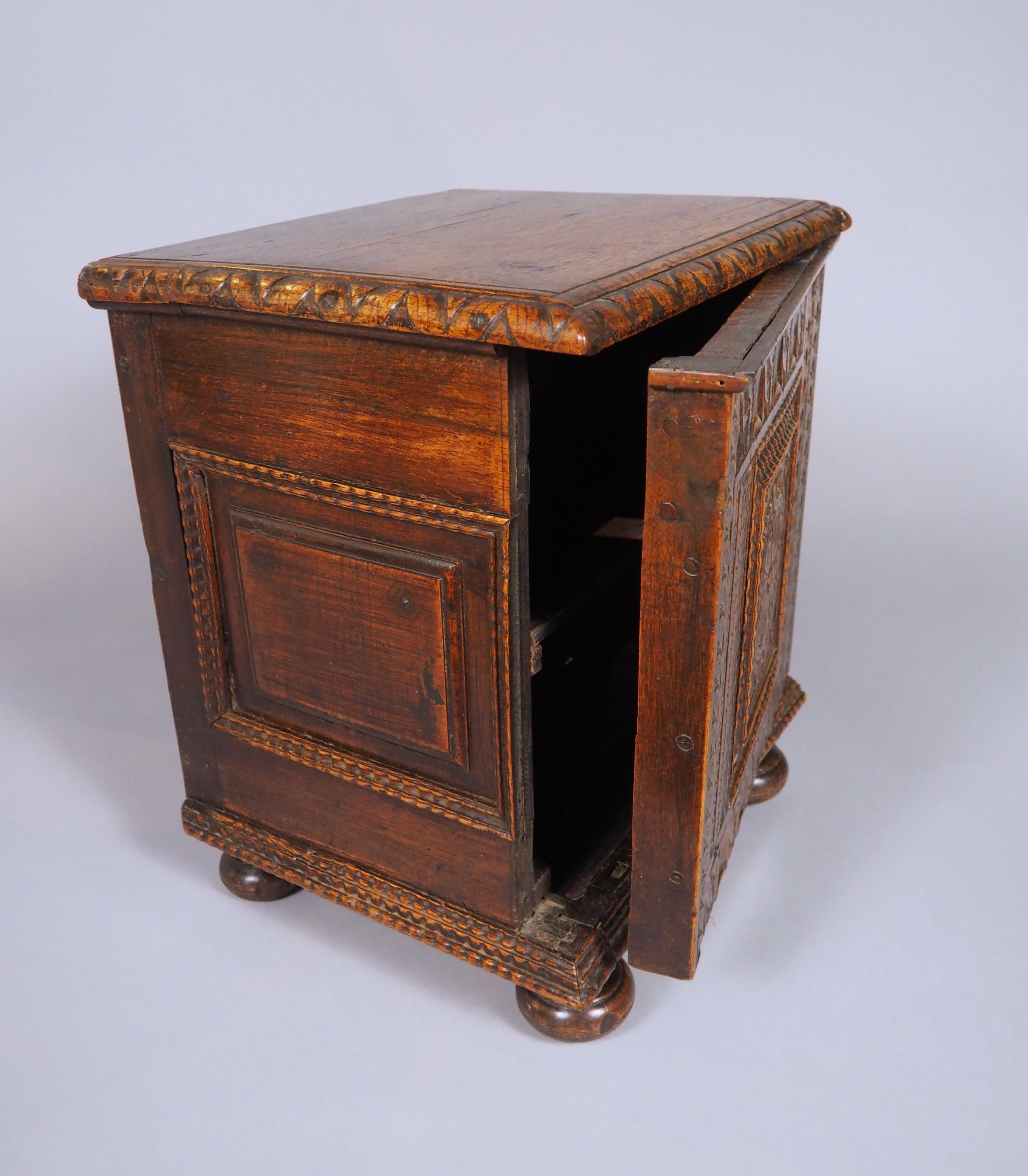 Tabouret en noyer sculpté du XVIIIe siècle en vente 1