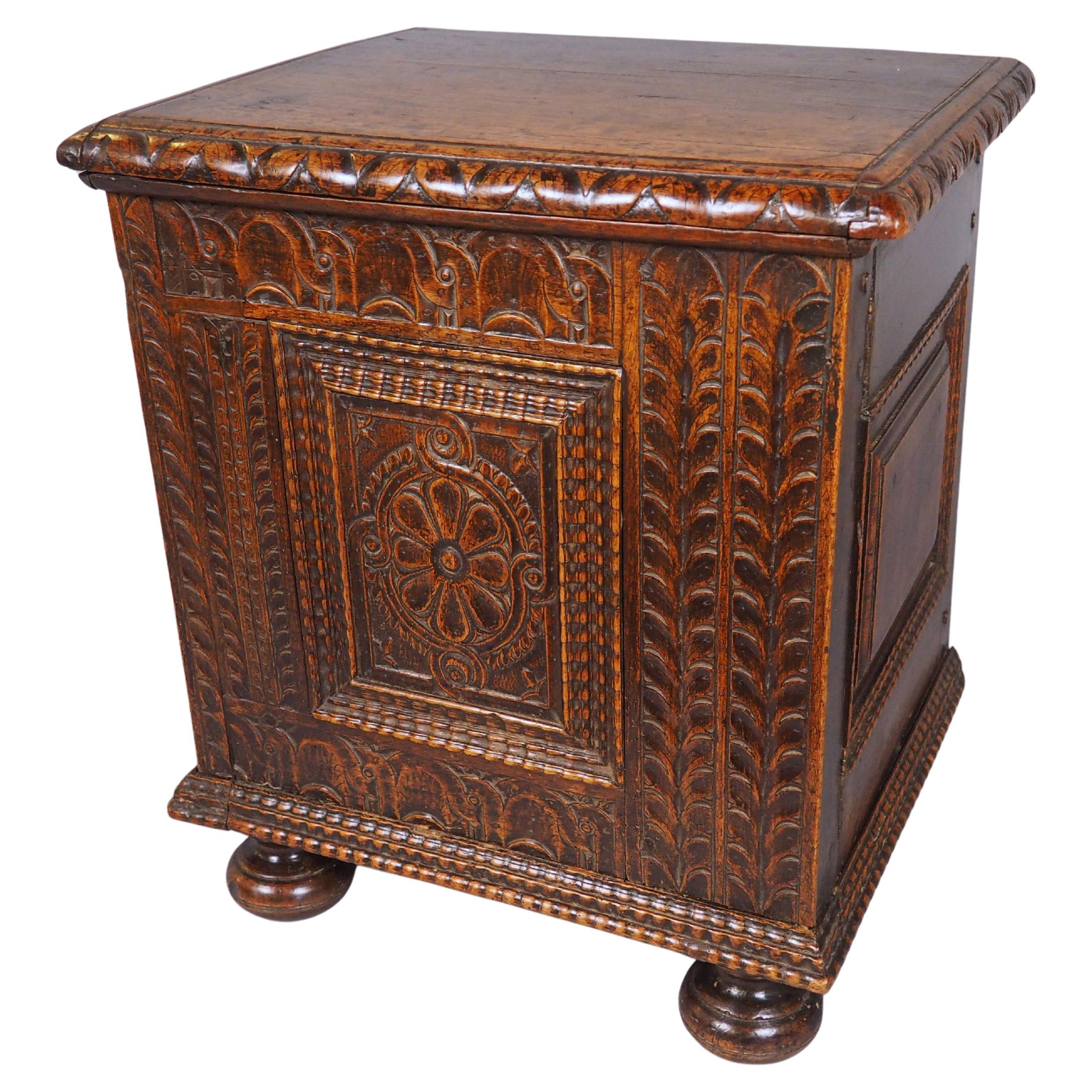 Tabouret en noyer sculpté du XVIIIe siècle en vente