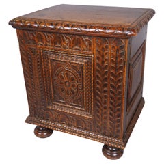 Armario tabouret francés de nogal tallado del siglo XVIII