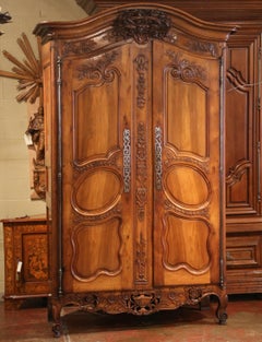 Armoire de mariage en noyer sculpté de Provence du XVIIIe siècle