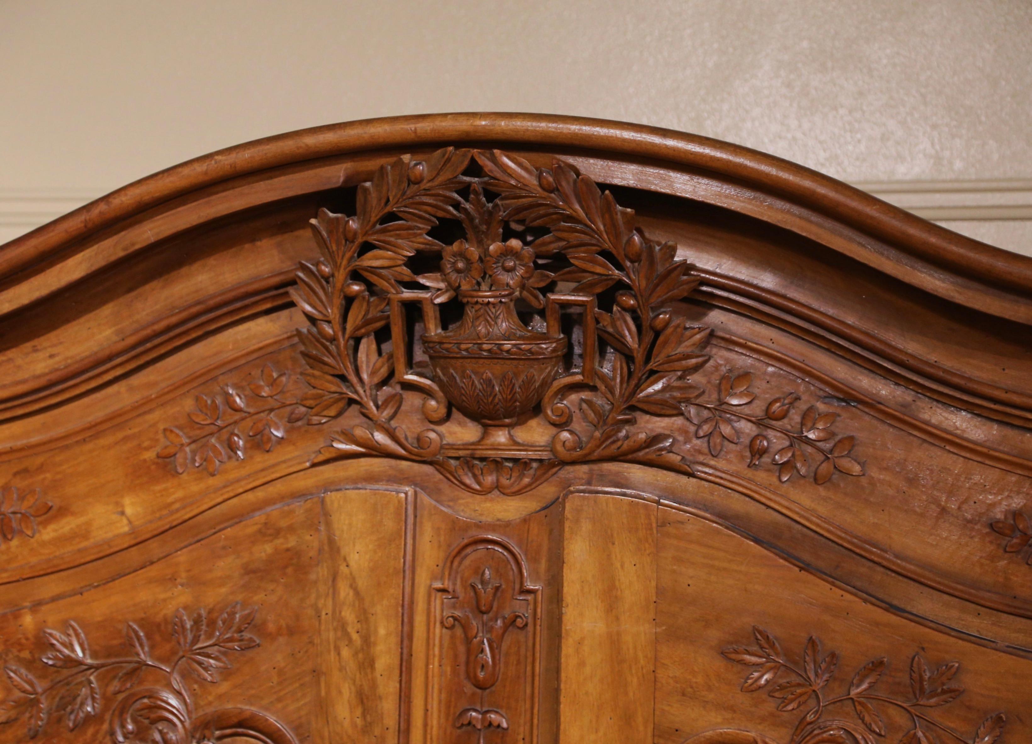 Cette élégante armoire provençale ancienne en bois fruitier est vraiment exceptionnelle. Fabriqué en France vers 1760, ce grand meuble repose sur des pieds en escargot décorés de feuilles d'acanthe à l'épaulement, au-dessus d'un tablier festonné et