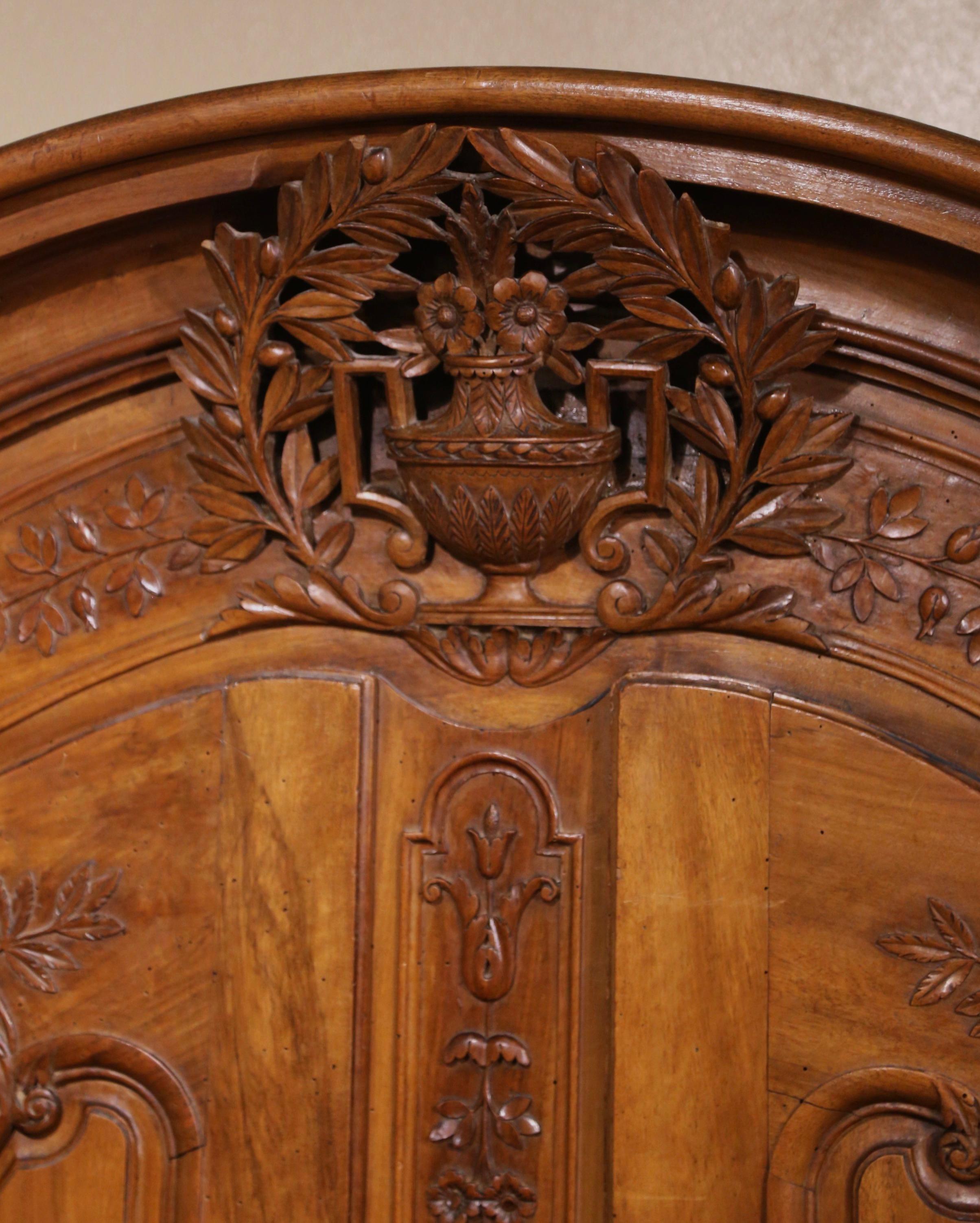 Armoire de mariage française du 18ème siècle en noyer sculpté de Provence en vente 1