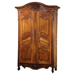 Armoire nuziale francese in noce intagliato del XVIII secolo proveniente dalla Provenza