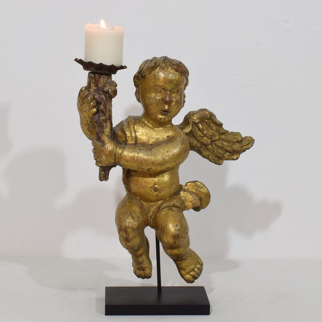 Stunning period piece. Baroque angel with candleholder. Beautiful weathered old gilding

France, circa 1750. Weathered, old repairs and losses.
H:41cm  W:29cm D:11cm 
