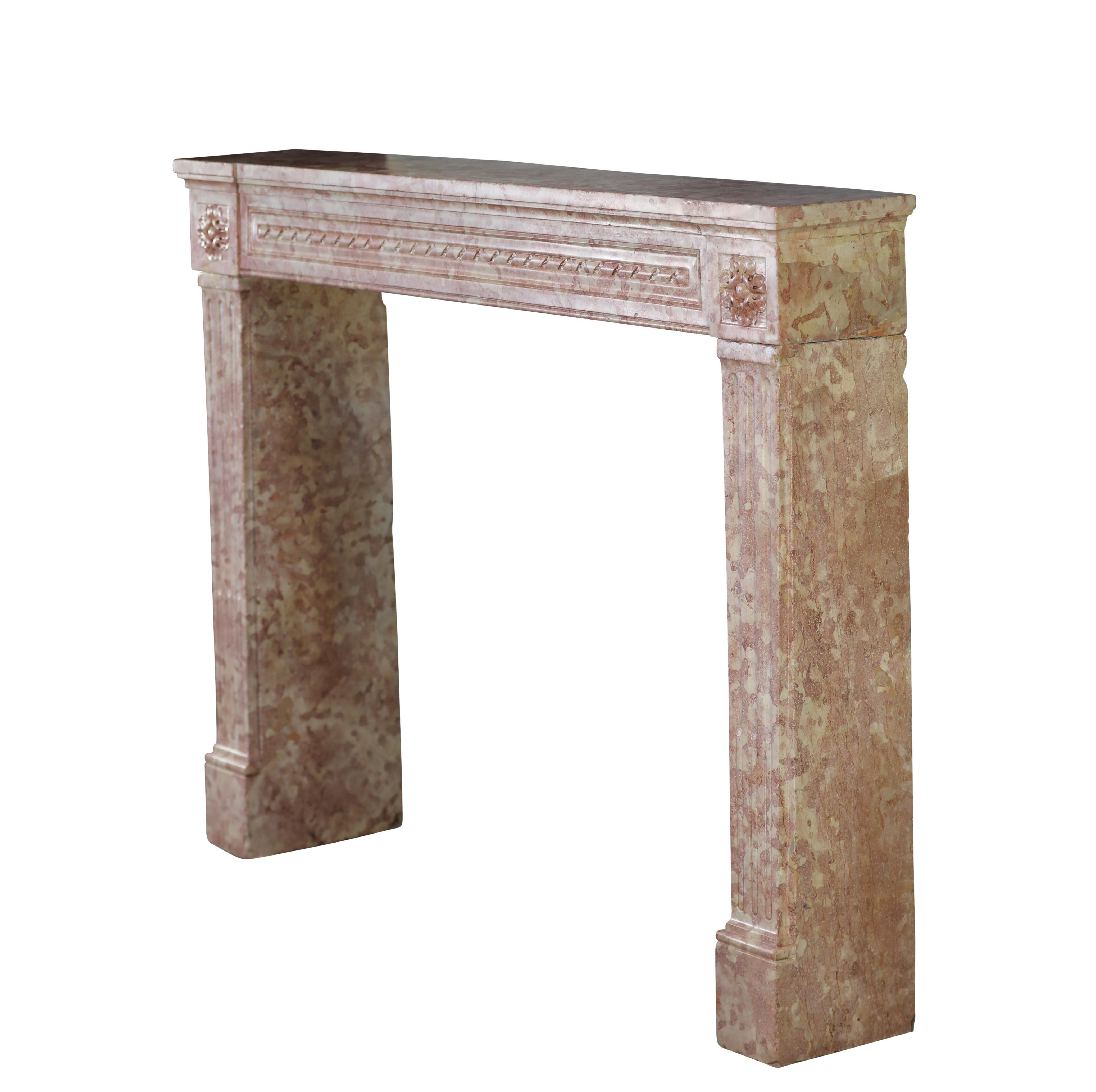 18th Century French Castle Fireplace In Rose And Ivory Marble Stone In Excellent Condition For Sale In Beervelde, BE