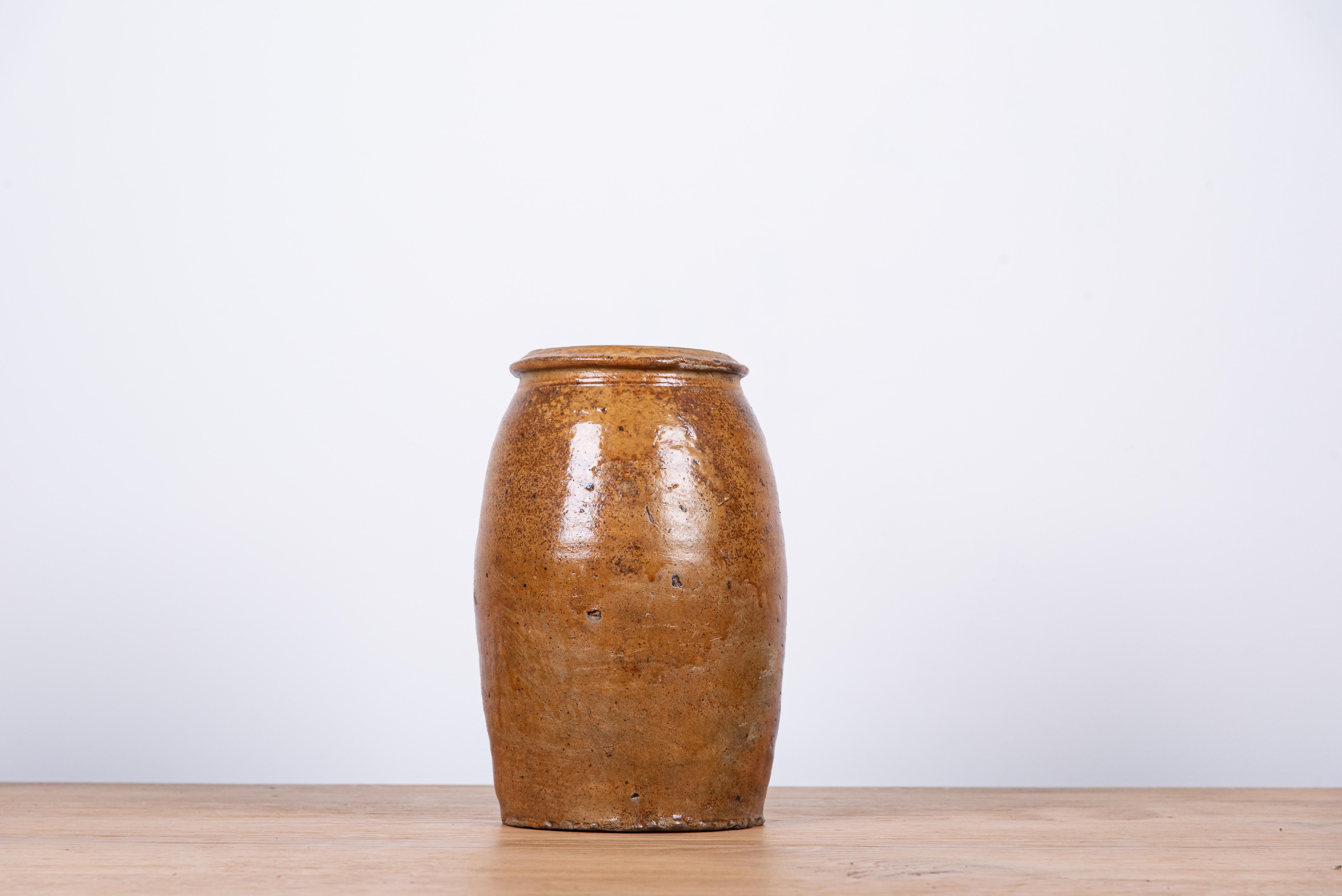 Ce pichet exquis en céramique de style provincial français du XVIIIe siècle présente le charme rustique et l'artisanat typiques de la campagne française. Fabriqué à la main et émaillé, le pichet reflète la beauté intemporelle de la céramique