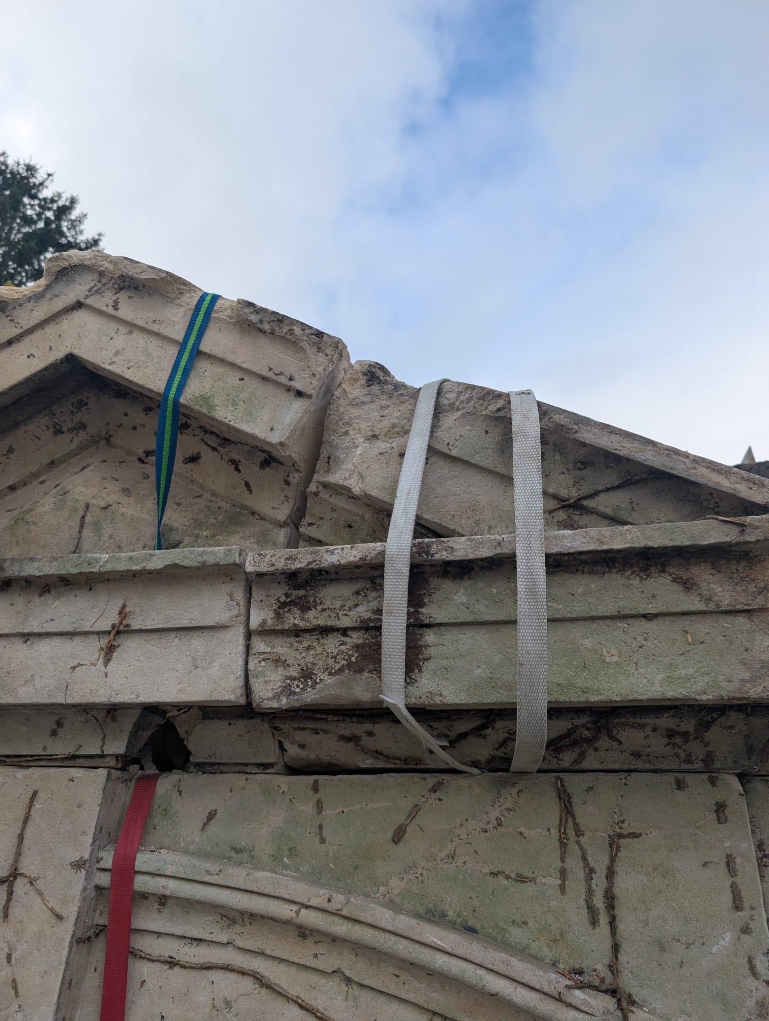 18th-Century French Château Limestone Arch with Pediment, circa 1750 In Good Condition For Sale In TOURCOING, FR