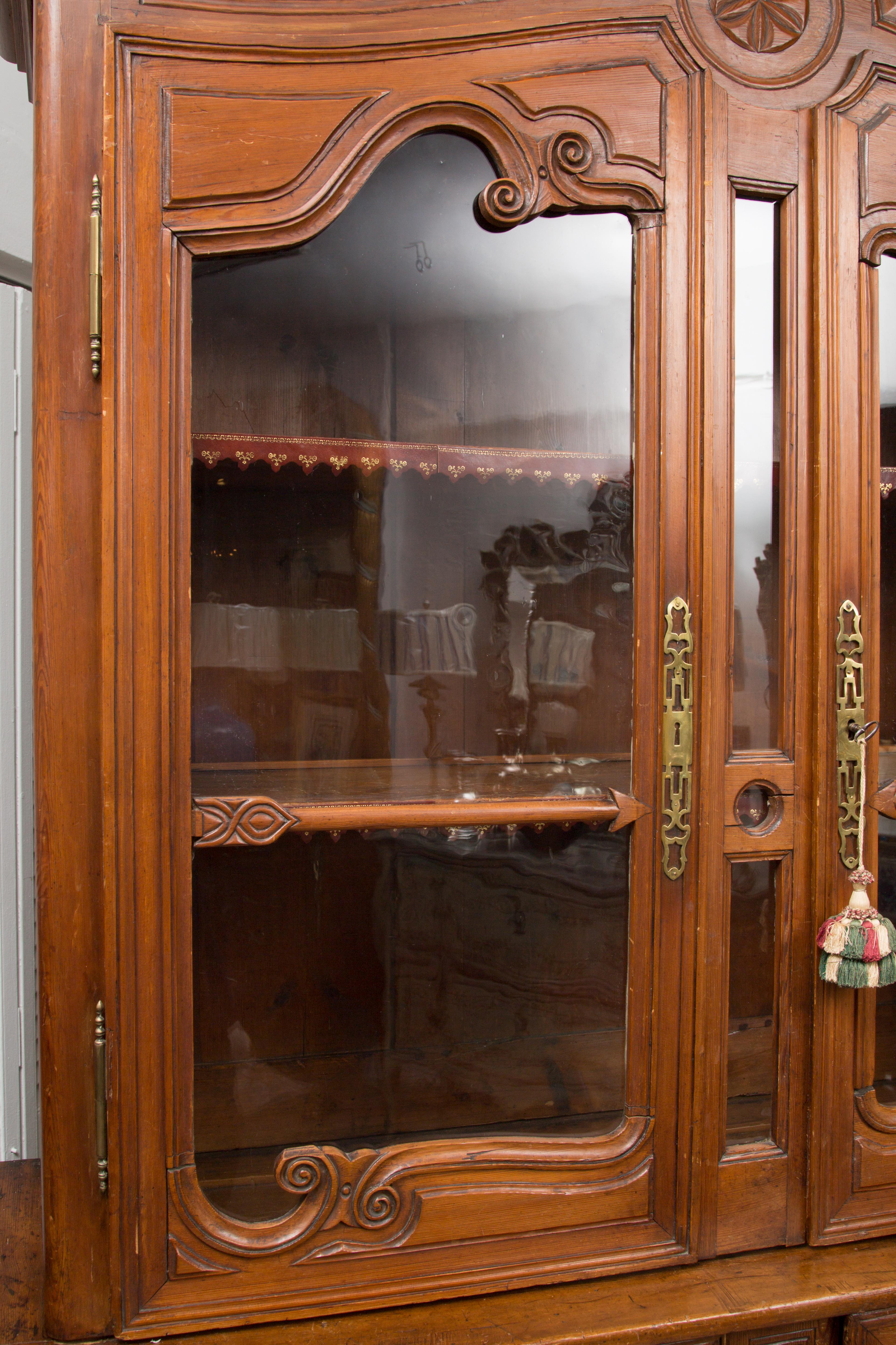 Buffet a due corpi in ciliegio francese del XVIII secolo in vendita 6