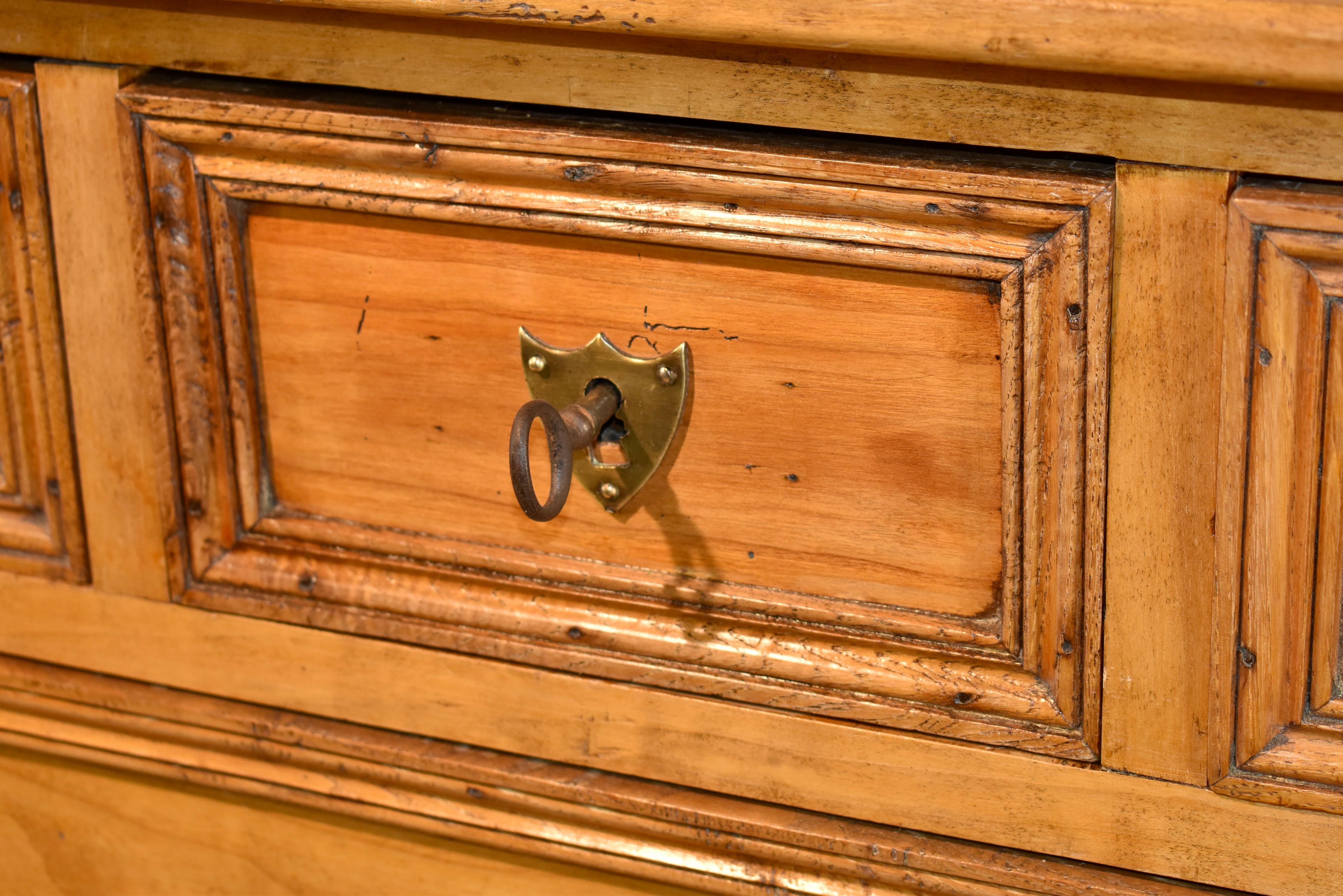 Cassettiera in ciliegio francese del XVIII secolo in vendita 3