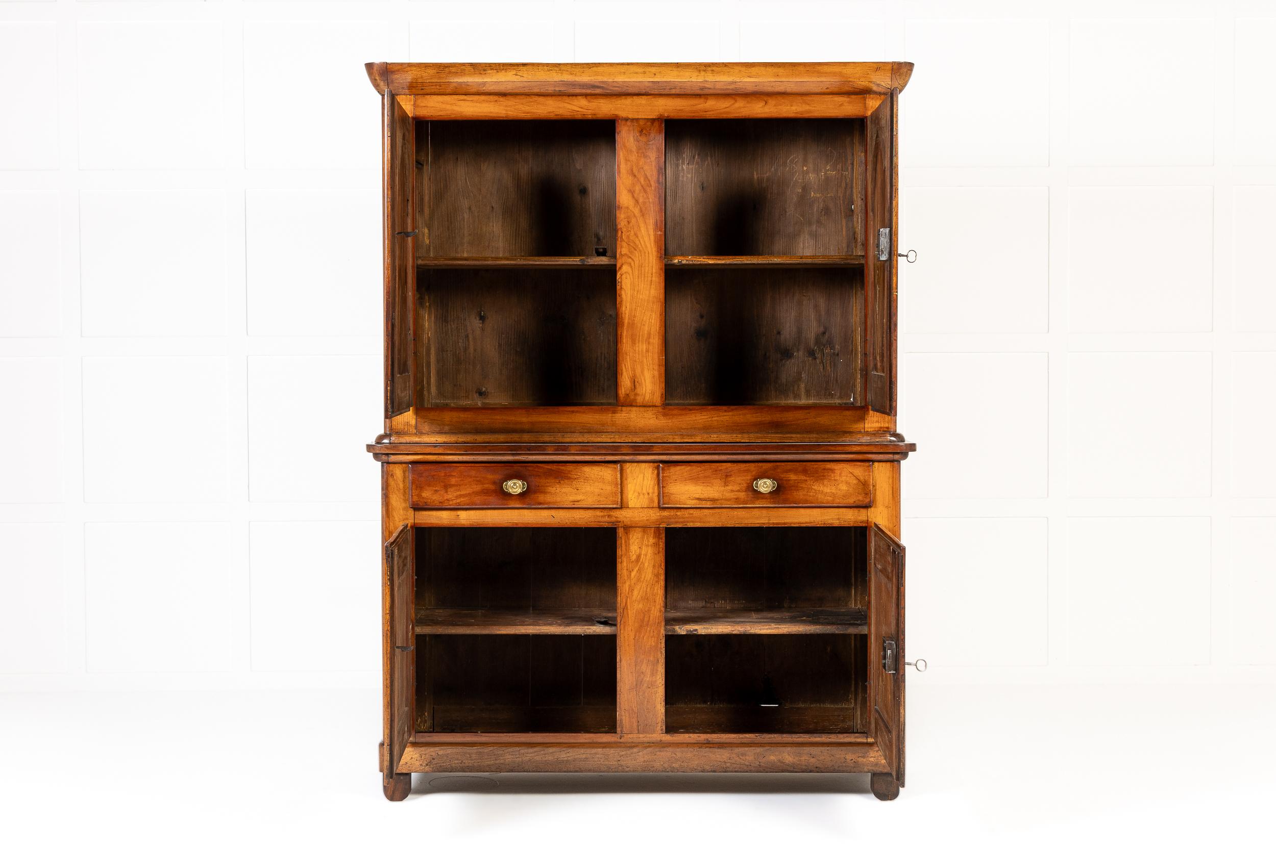 Buffet Deux Corps/Cupboard in legno di ciliegio francese del XVIII secolo.

Questo mobile è un ottimo esempio di buffet francese deux corps, o buffet in due parti. Questo esemplare è realizzato in legno di ciliegio di colore eccellente. Le porte