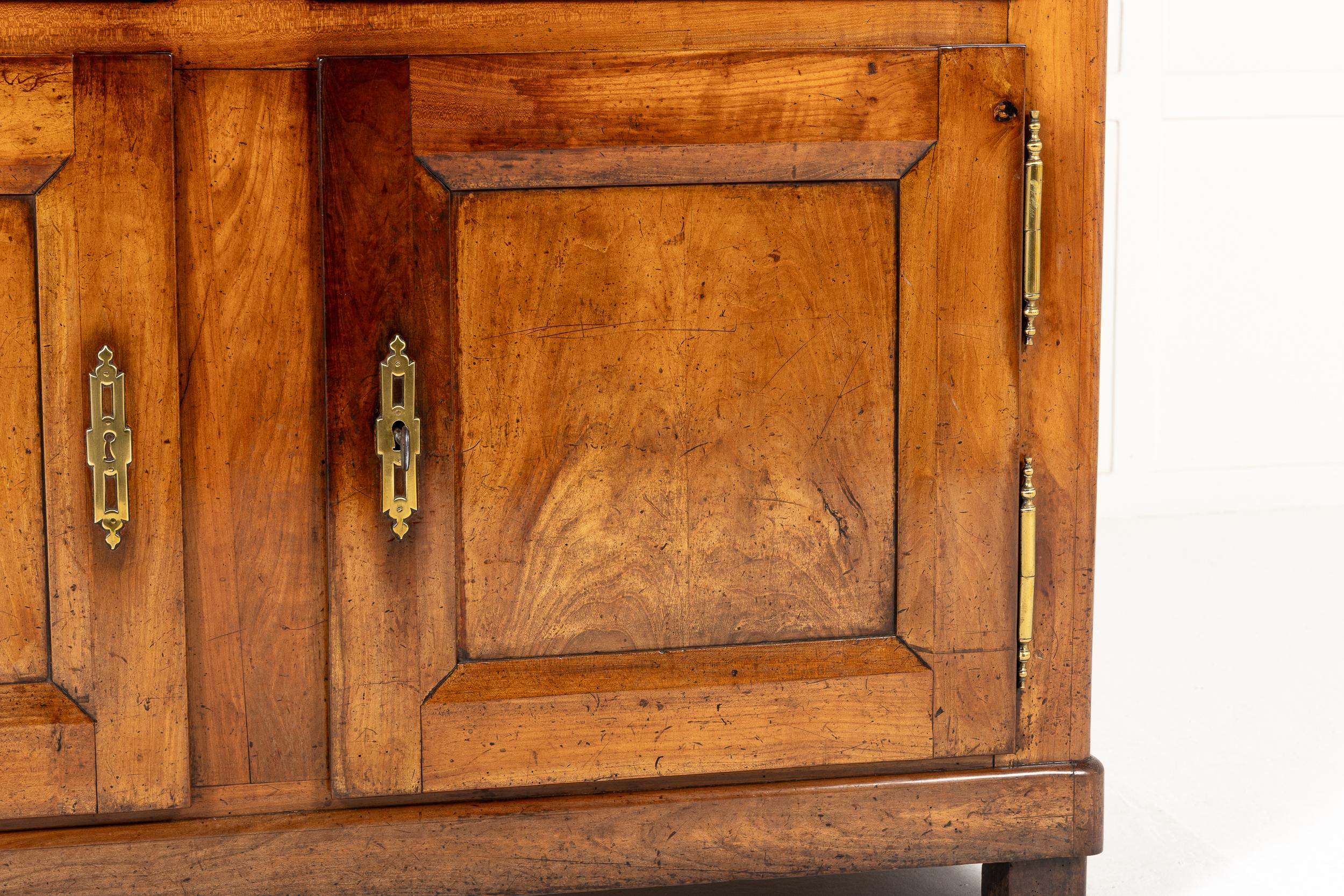 Ciliegio Buffet Deux Corps in legno di ciliegio francese del XVIII secolo in vendita