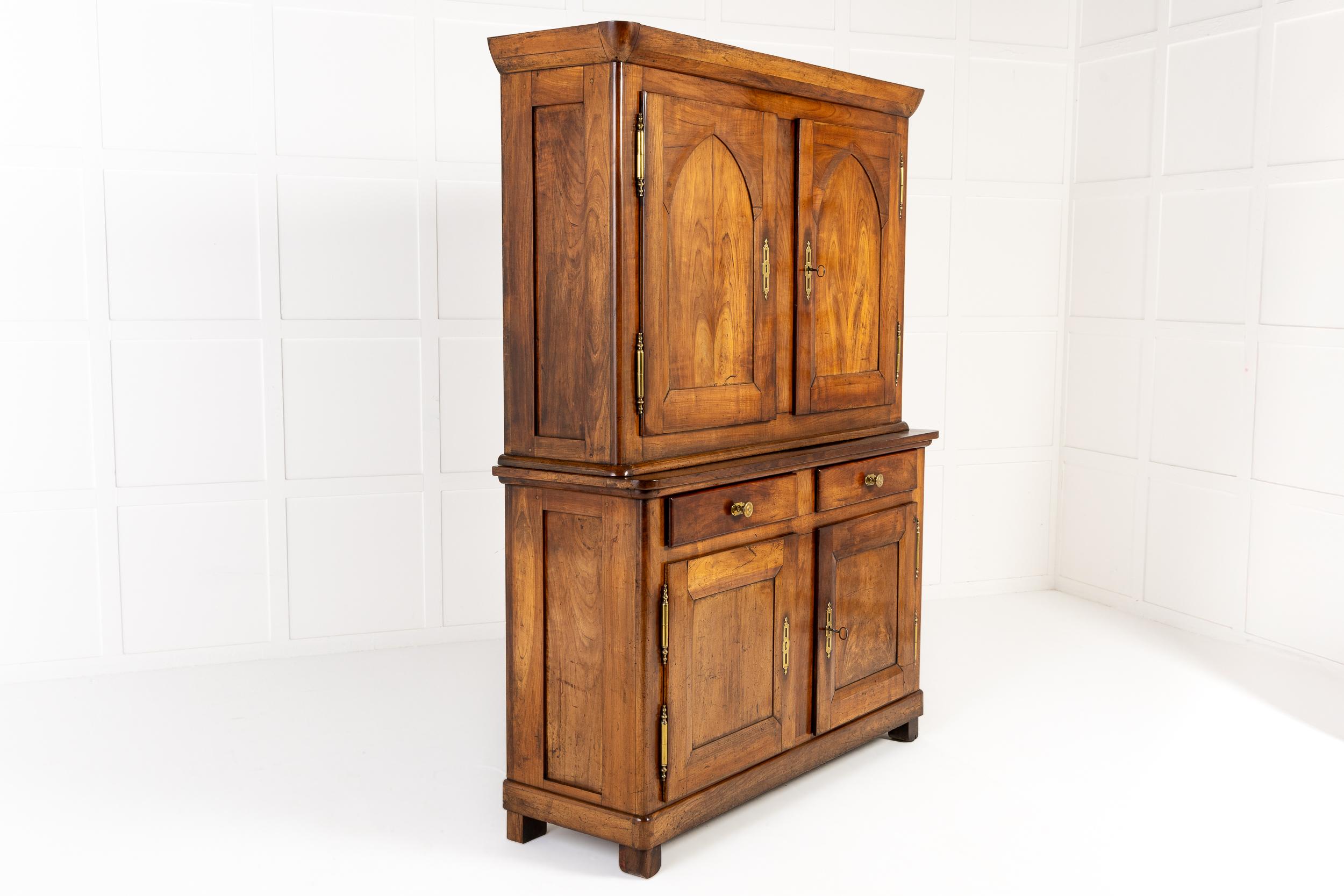 Buffet Deux Corps in legno di ciliegio francese del XVIII secolo in vendita 1