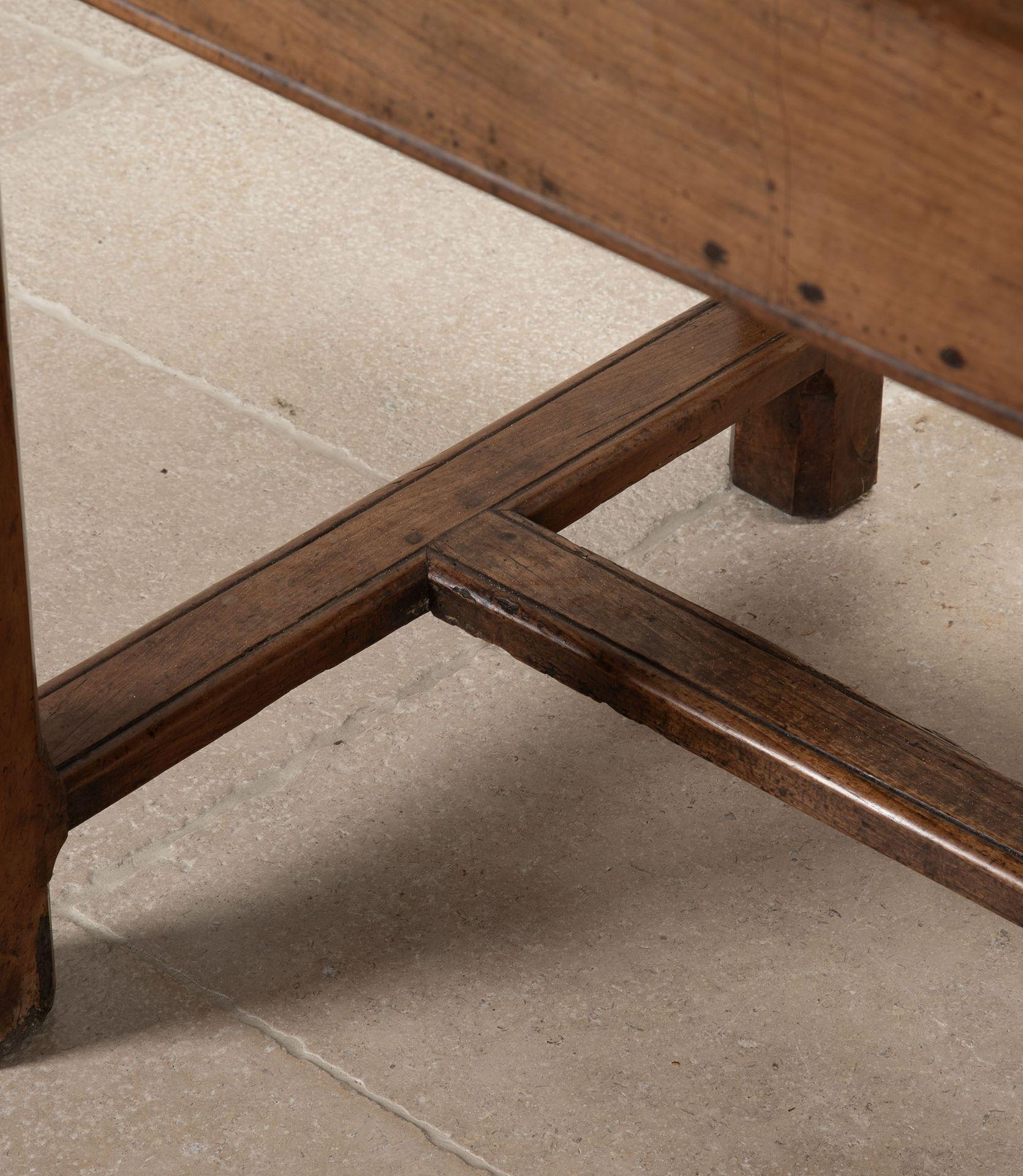 18th Century French Cherry Wood Dining Table en vente 3