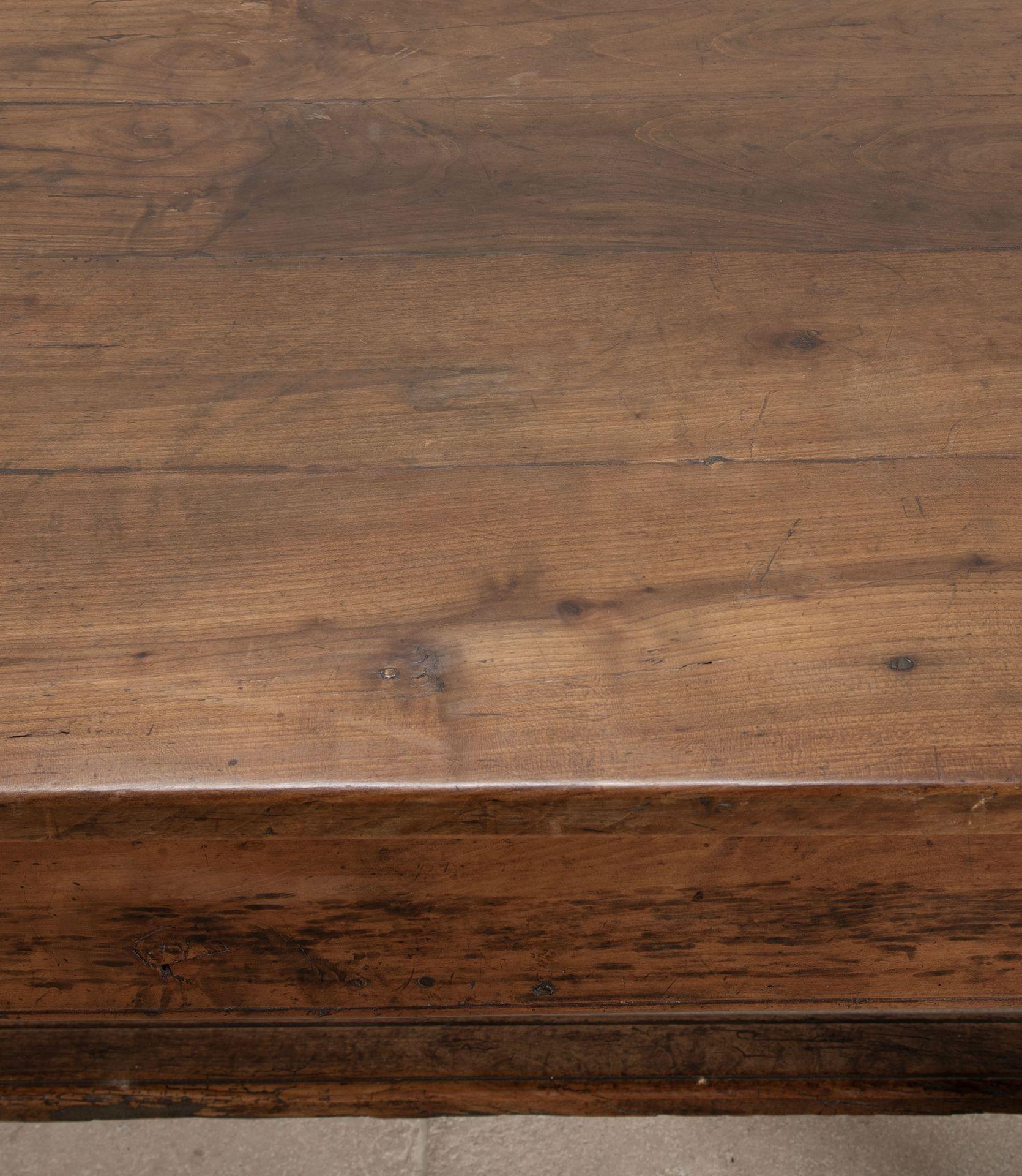18th Century French Cherry Wood Dining Table en vente 5