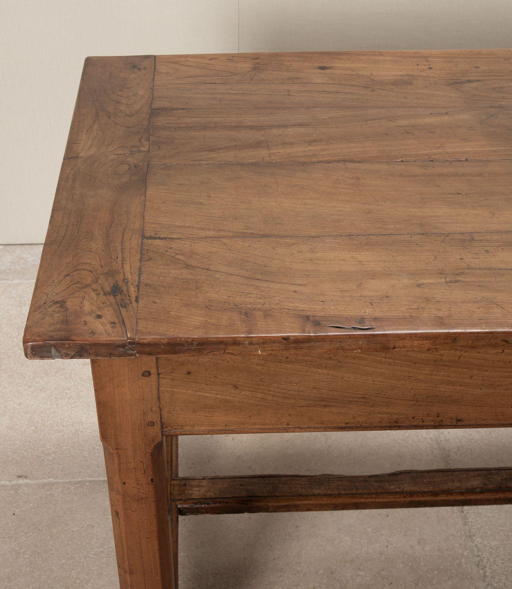 18th Century French Cherry Wood Dining Table en vente 6