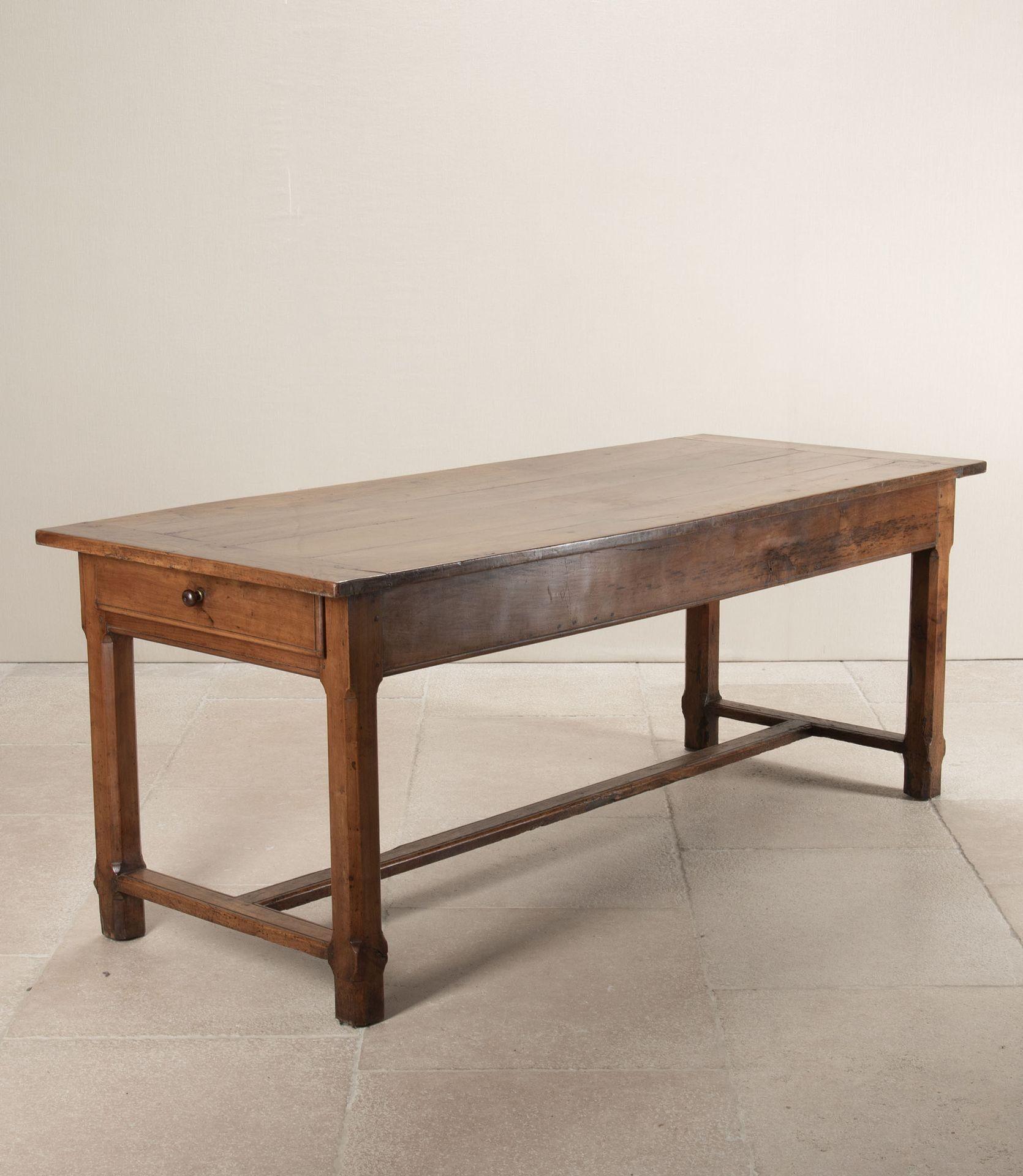 Country 18th Century French Cherry Wood Dining Table en vente