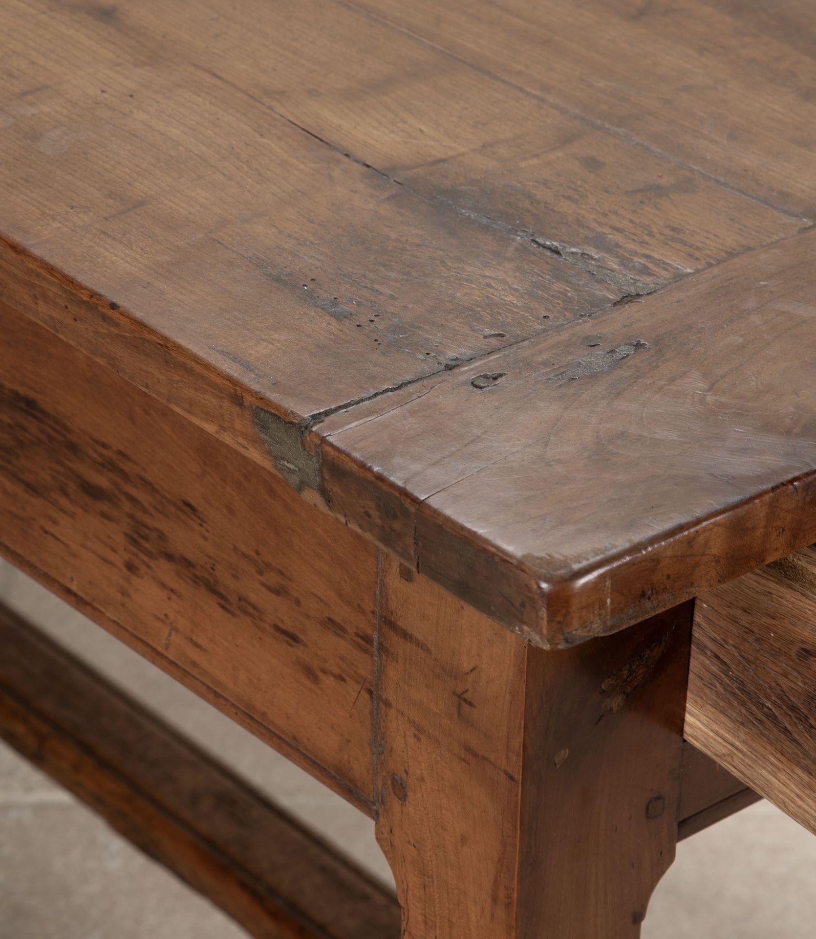 XVIIIe siècle 18th Century French Cherry Wood Dining Table en vente
