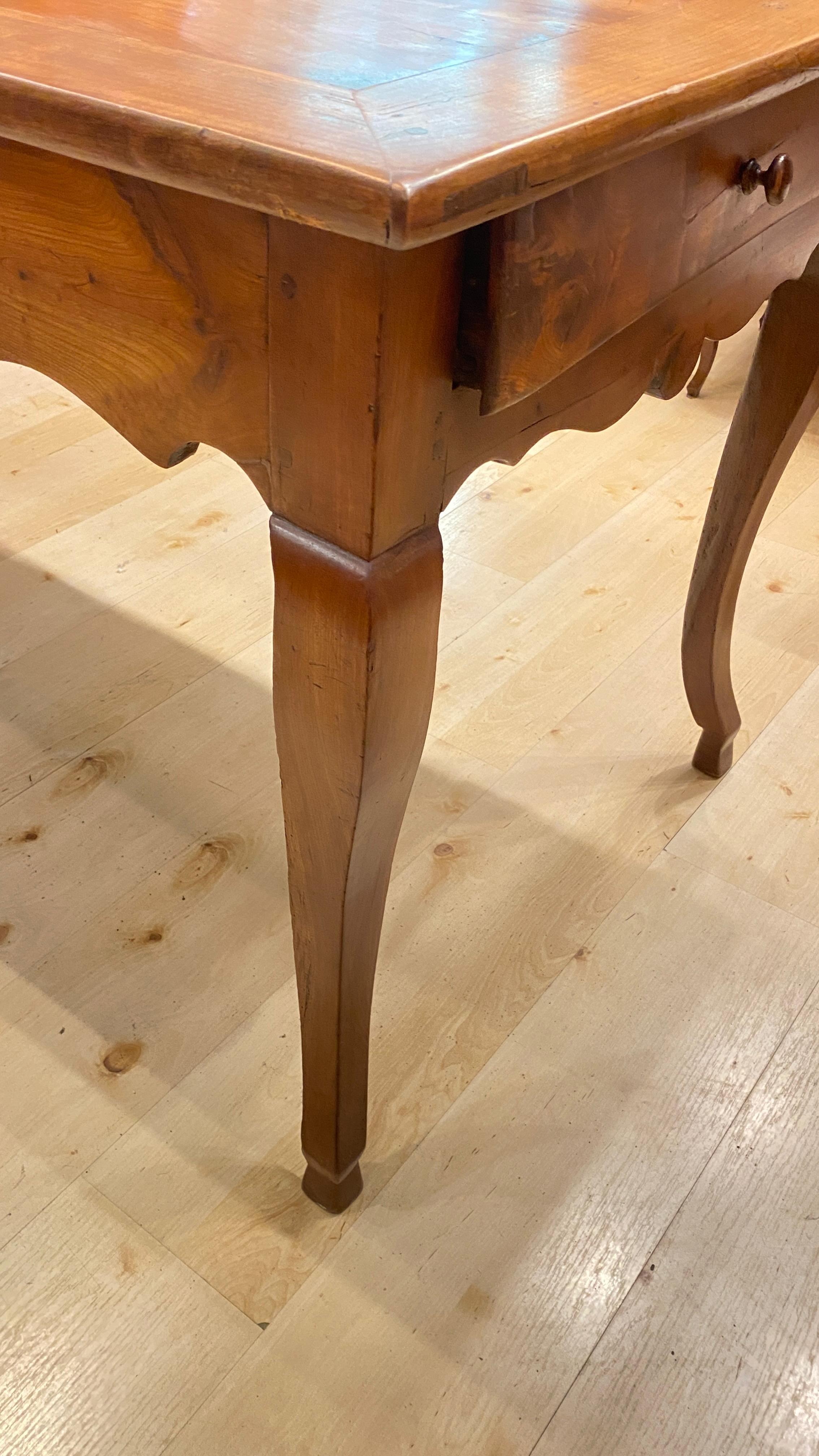 18th Century French Cherry Wood Dining Table For Sale 2