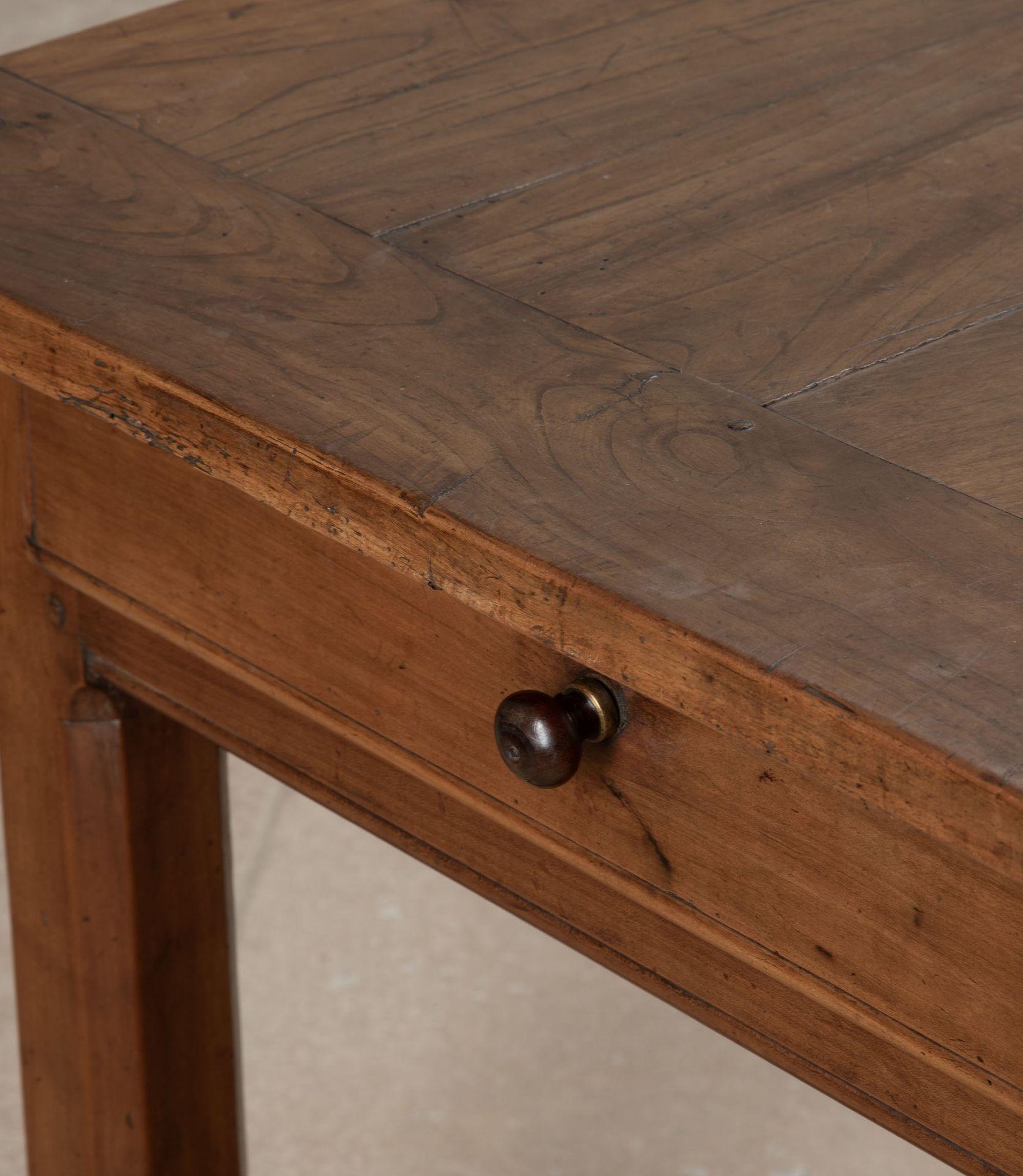 18th Century French Cherry Wood Dining Table en vente 2