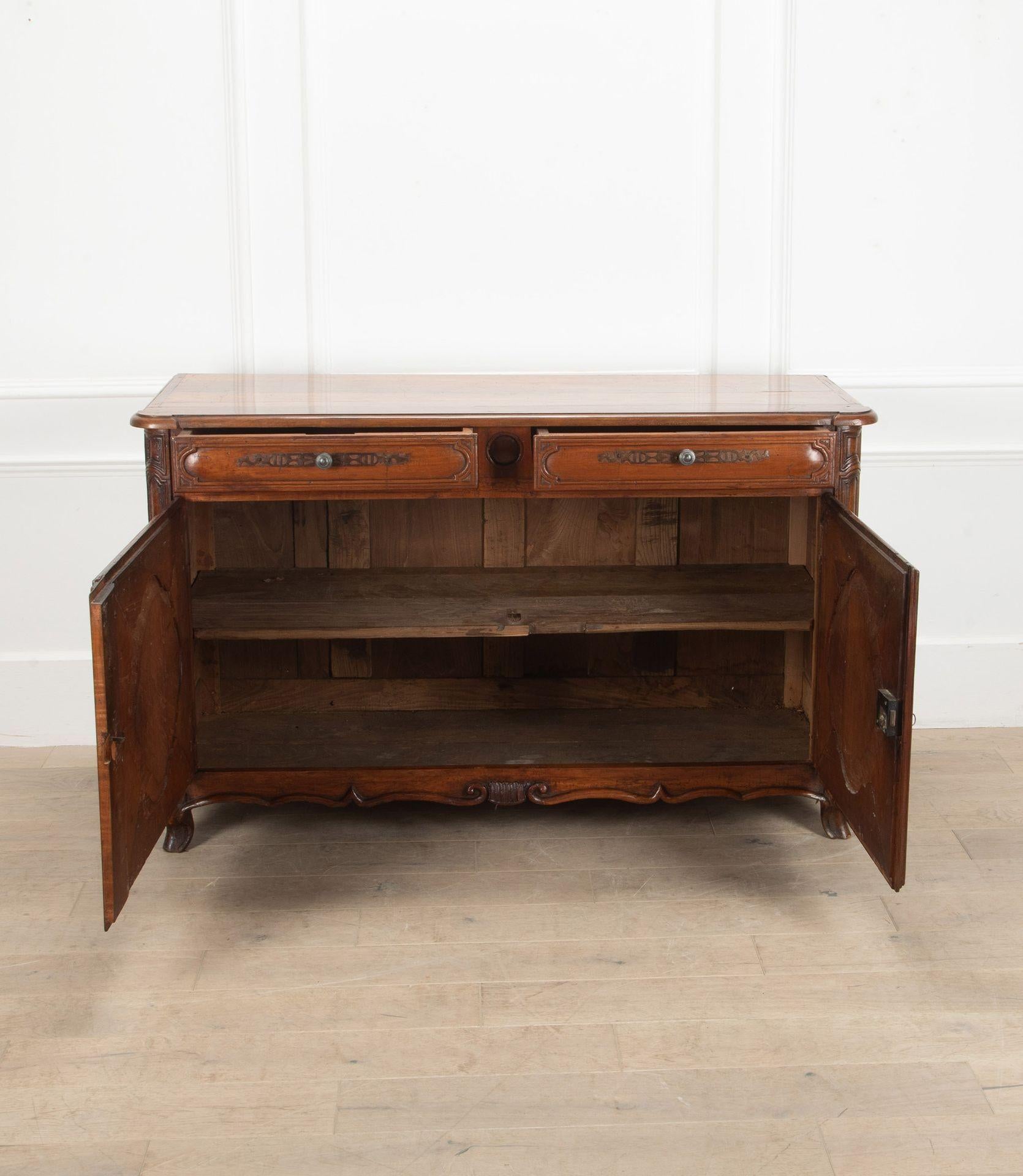 Un delizioso buffet in ciliegio francese del XVIII secolo.
Con due cassetti su due ante e un ripiano interno, offre un'ampia possibilità di stoccaggio.
Circa 1780.