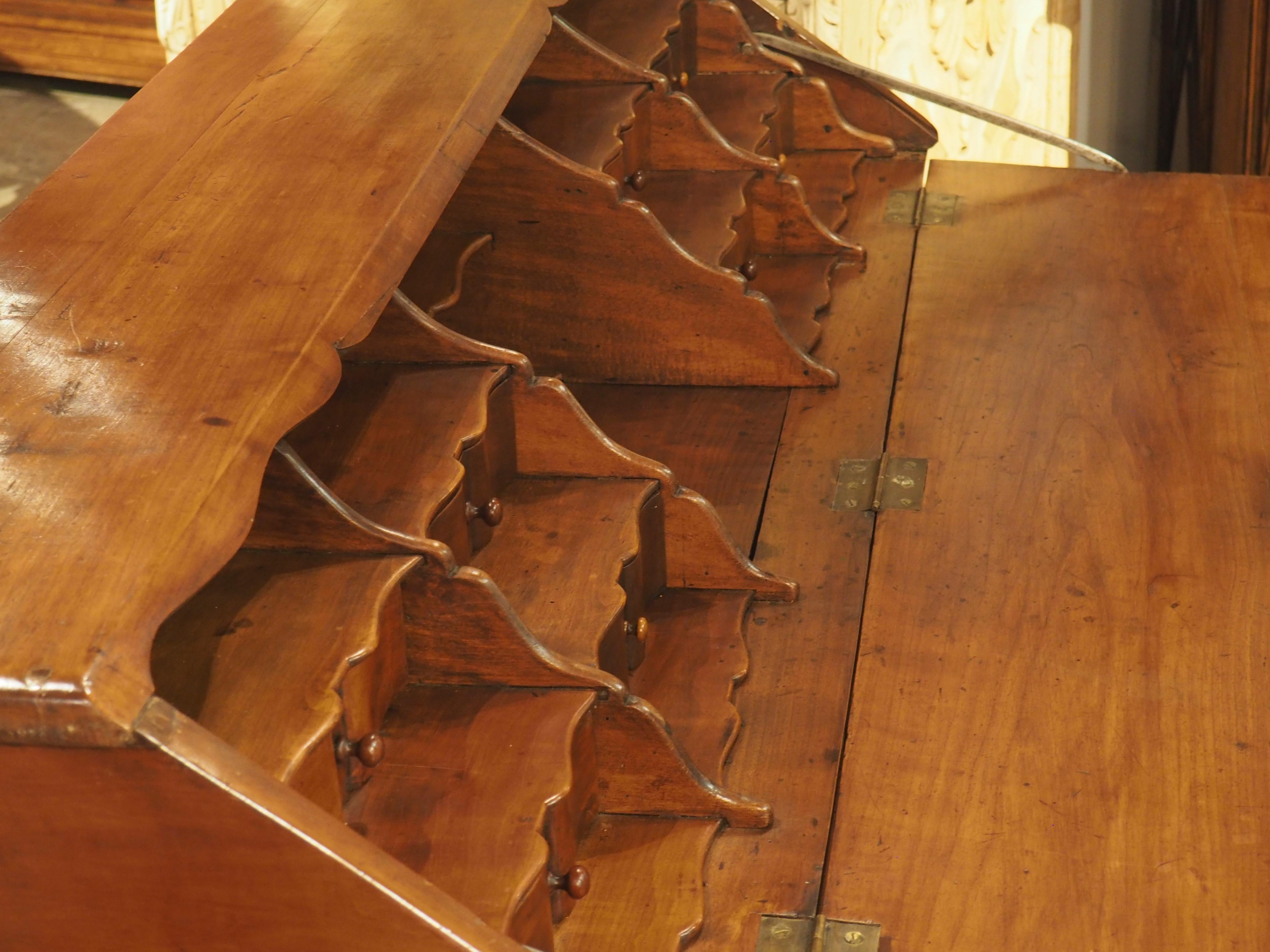 Scrivania con piano inclinato in legno di ciliegio francese del XVIII secolo in vendita 7