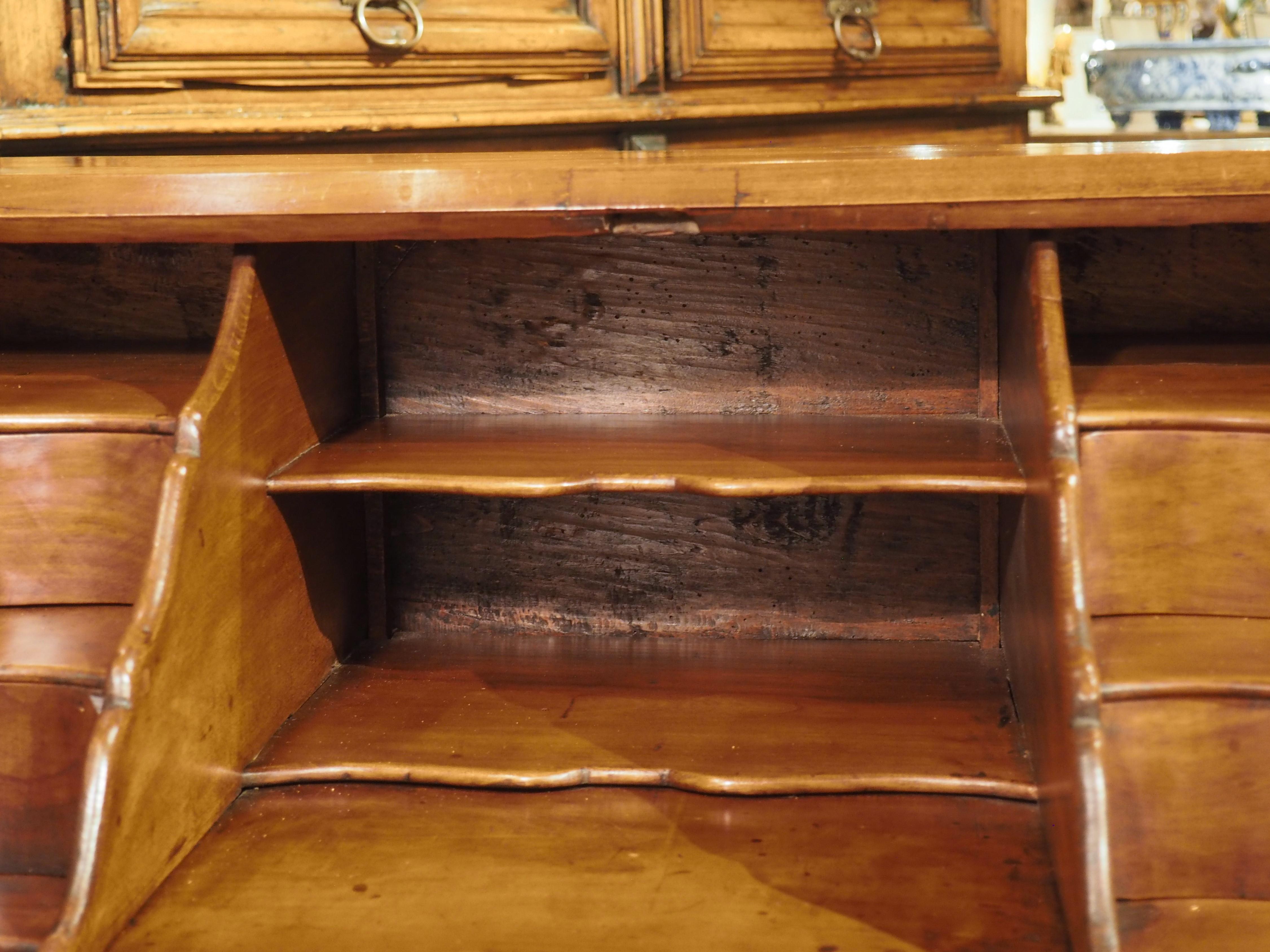 Scrivania con piano inclinato in legno di ciliegio francese del XVIII secolo In condizioni buone in vendita a Dallas, TX