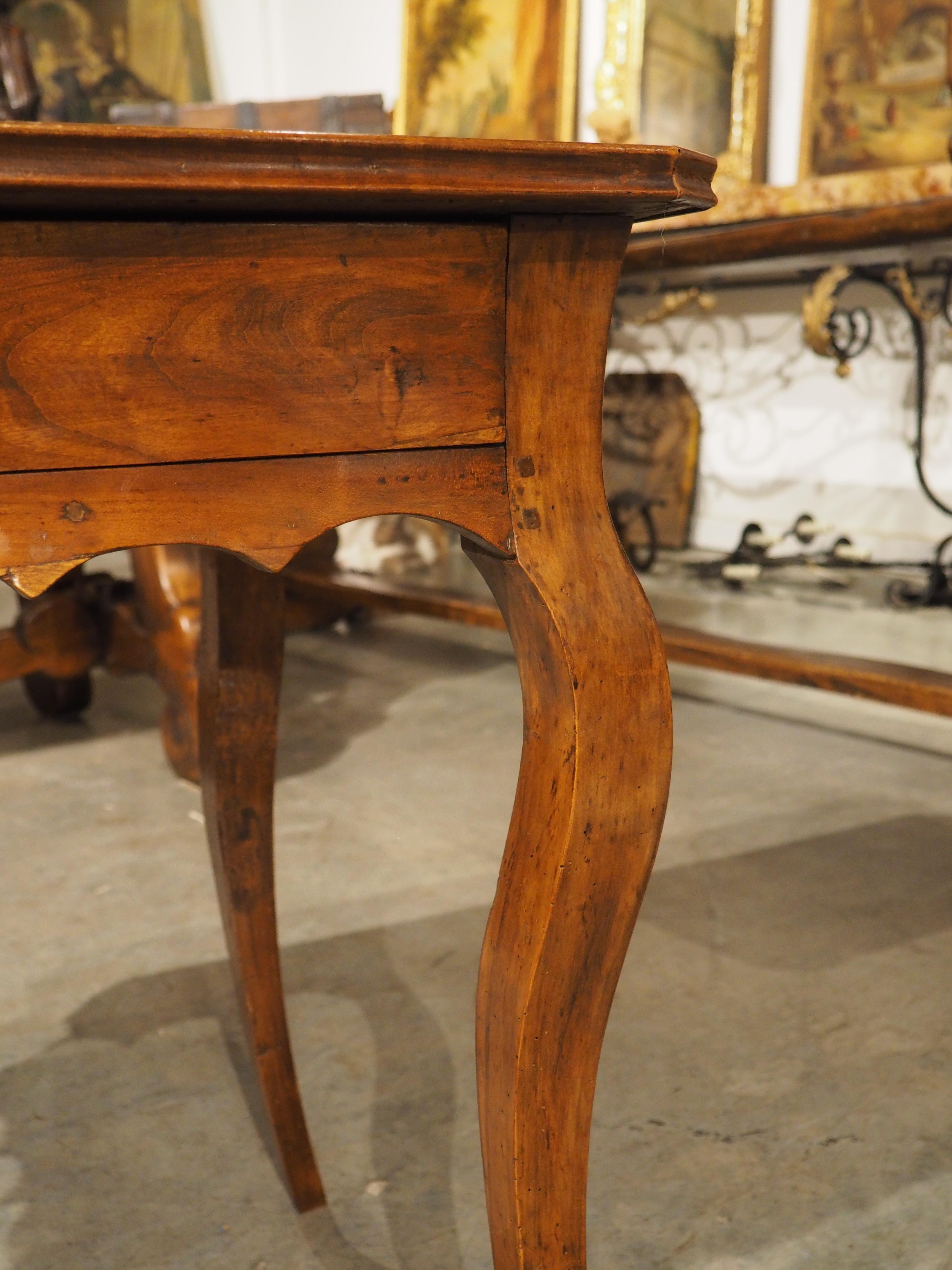 Table d'apparat en merisier français du XVIIIe siècle avec plateau en cuir vert estampé 3