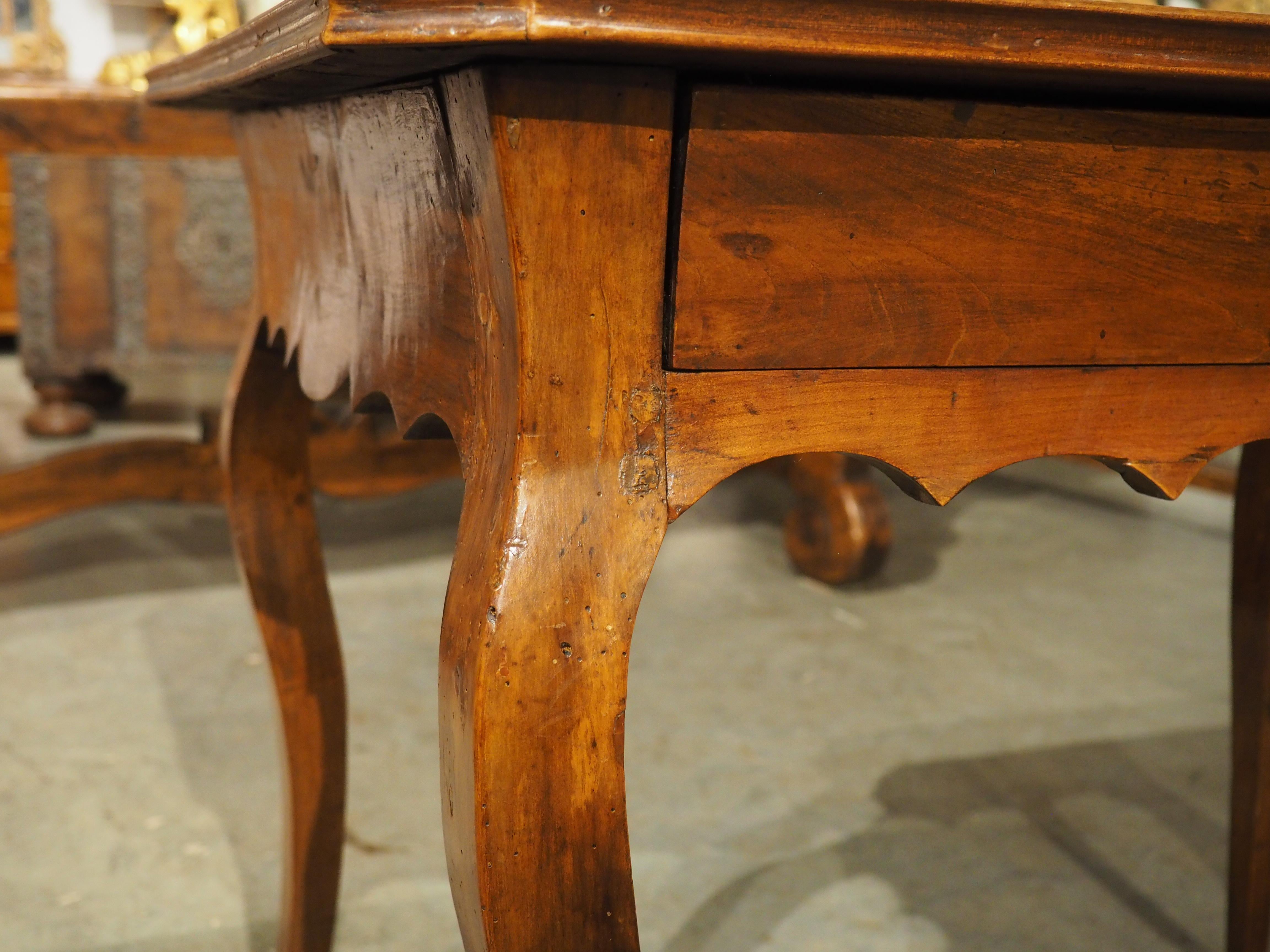 Table d'apparat en merisier français du XVIIIe siècle avec plateau en cuir vert estampé 4