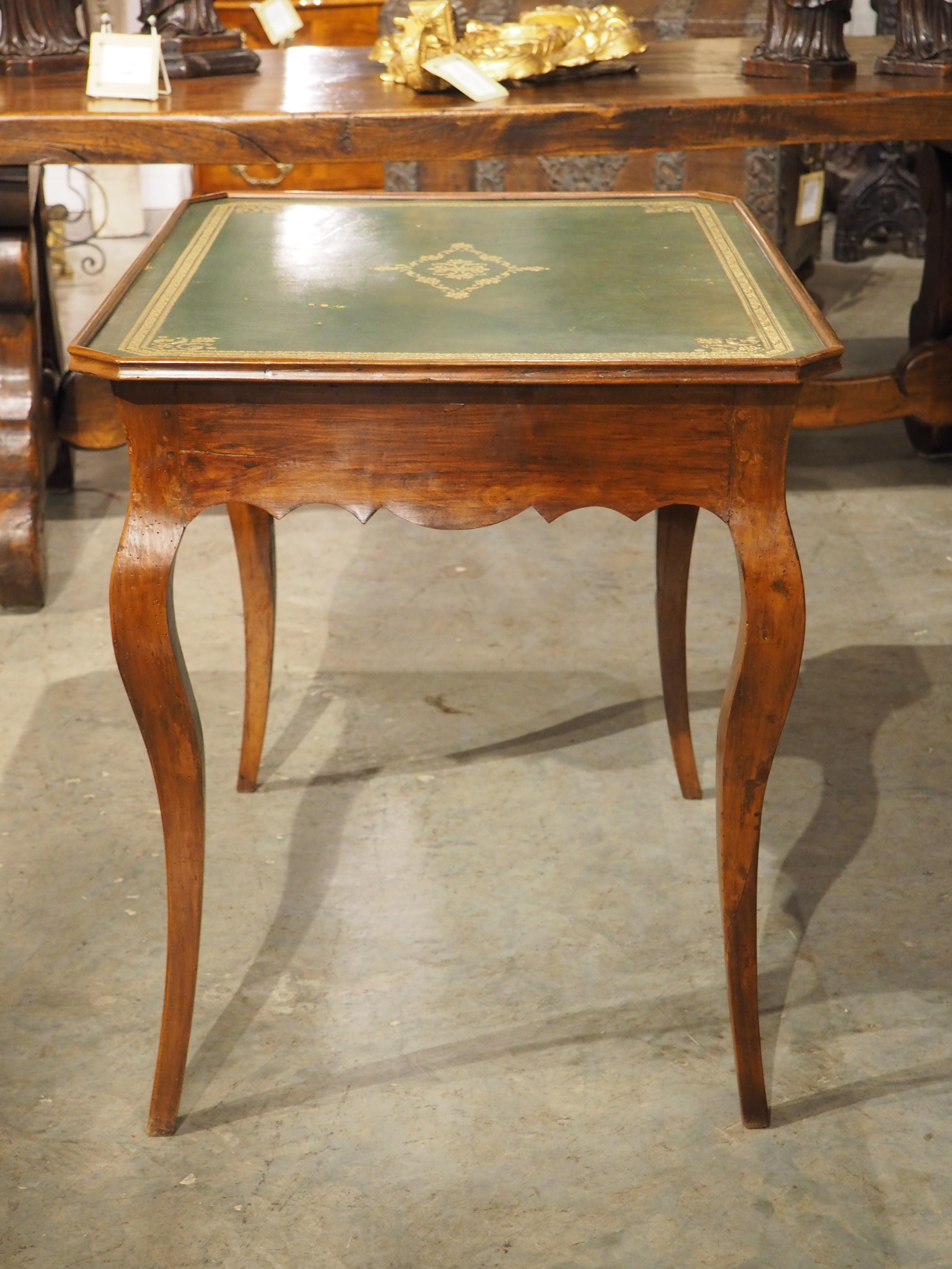 Table d'apparat en merisier français du XVIIIe siècle avec plateau en cuir vert estampé 6