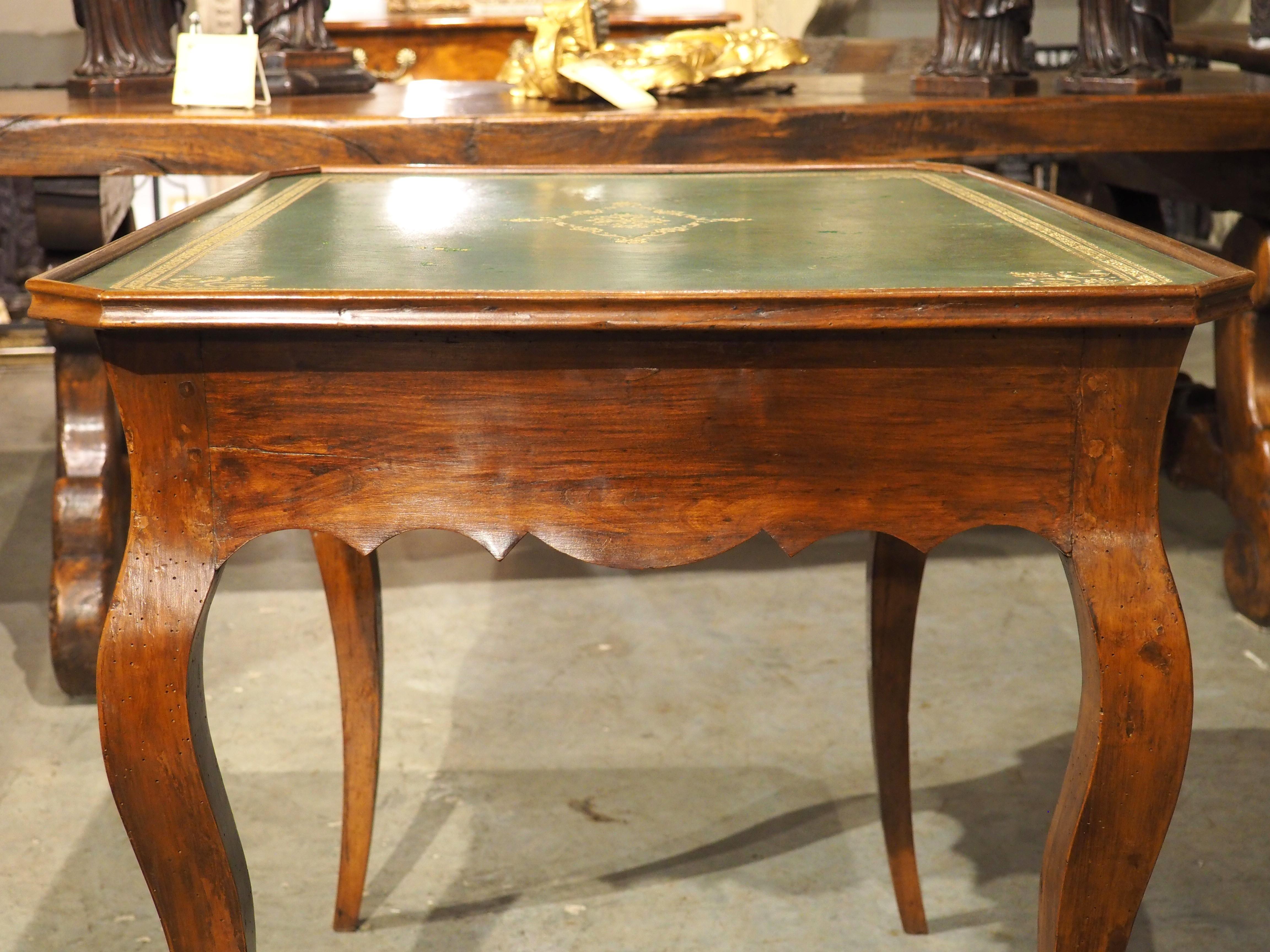 Table d'apparat en merisier français du XVIIIe siècle avec plateau en cuir vert estampé 7