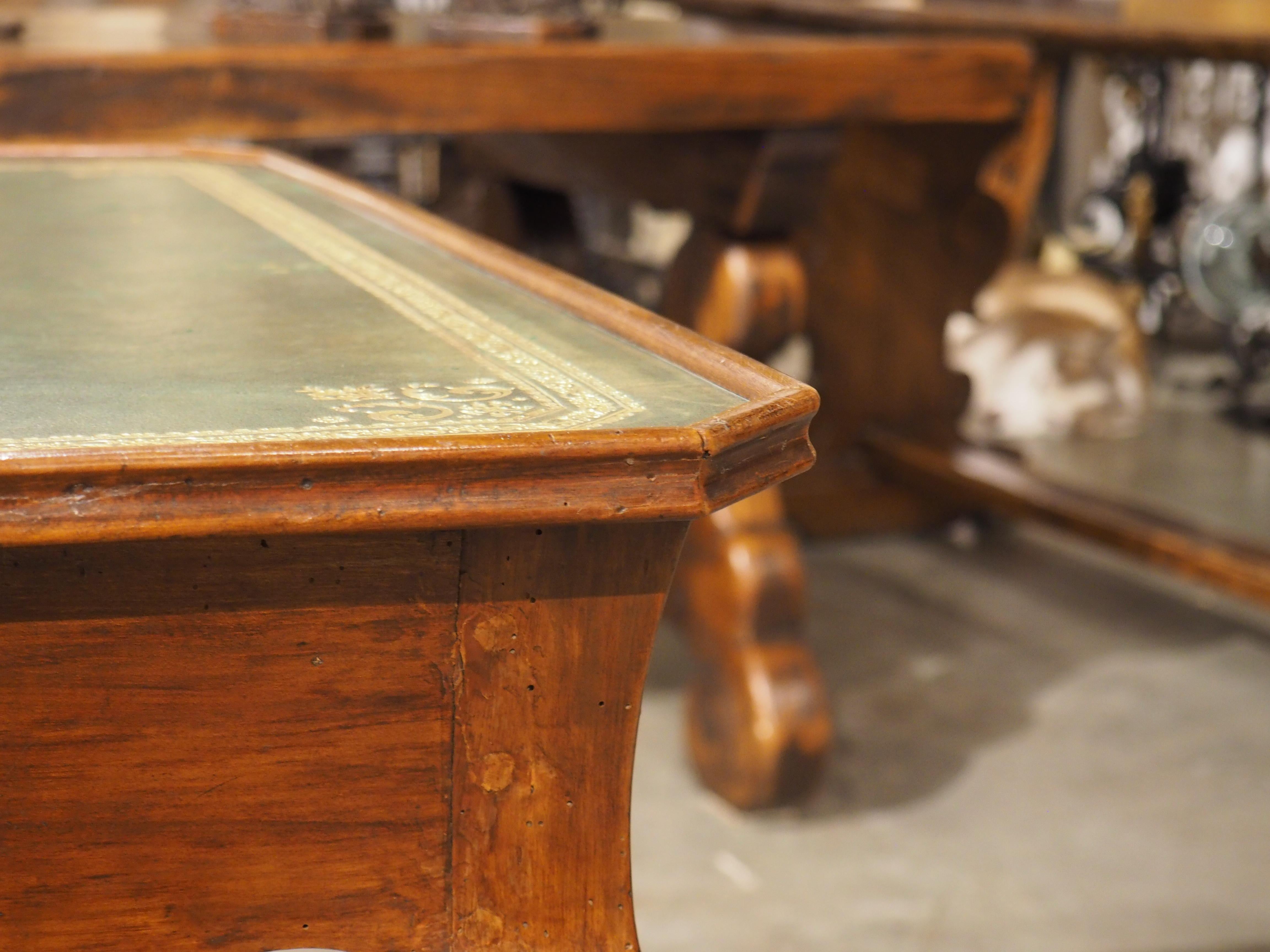 Table d'apparat en merisier français du XVIIIe siècle avec plateau en cuir vert estampé 9