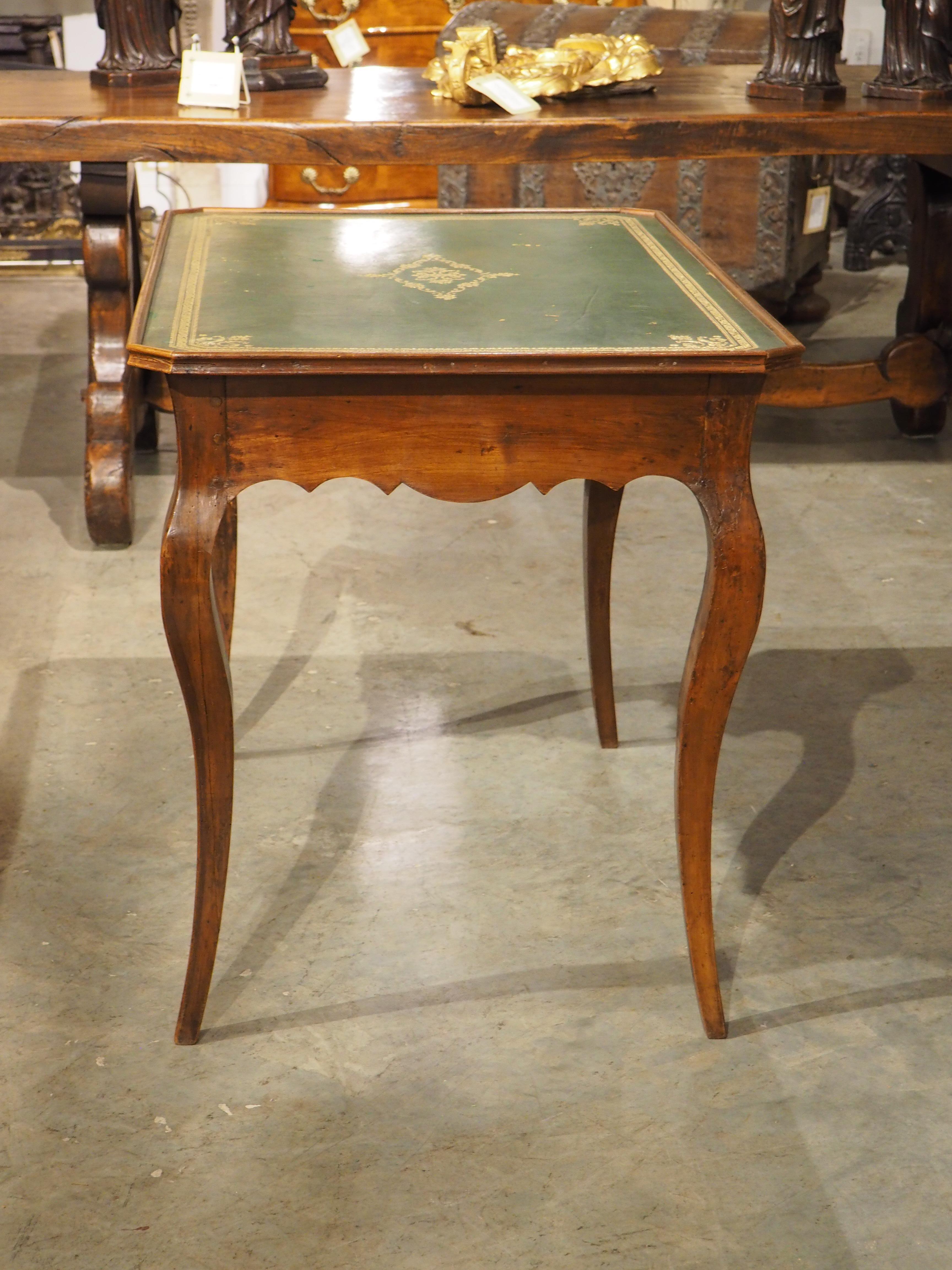 Table d'apparat en merisier français du XVIIIe siècle avec plateau en cuir vert estampé 10