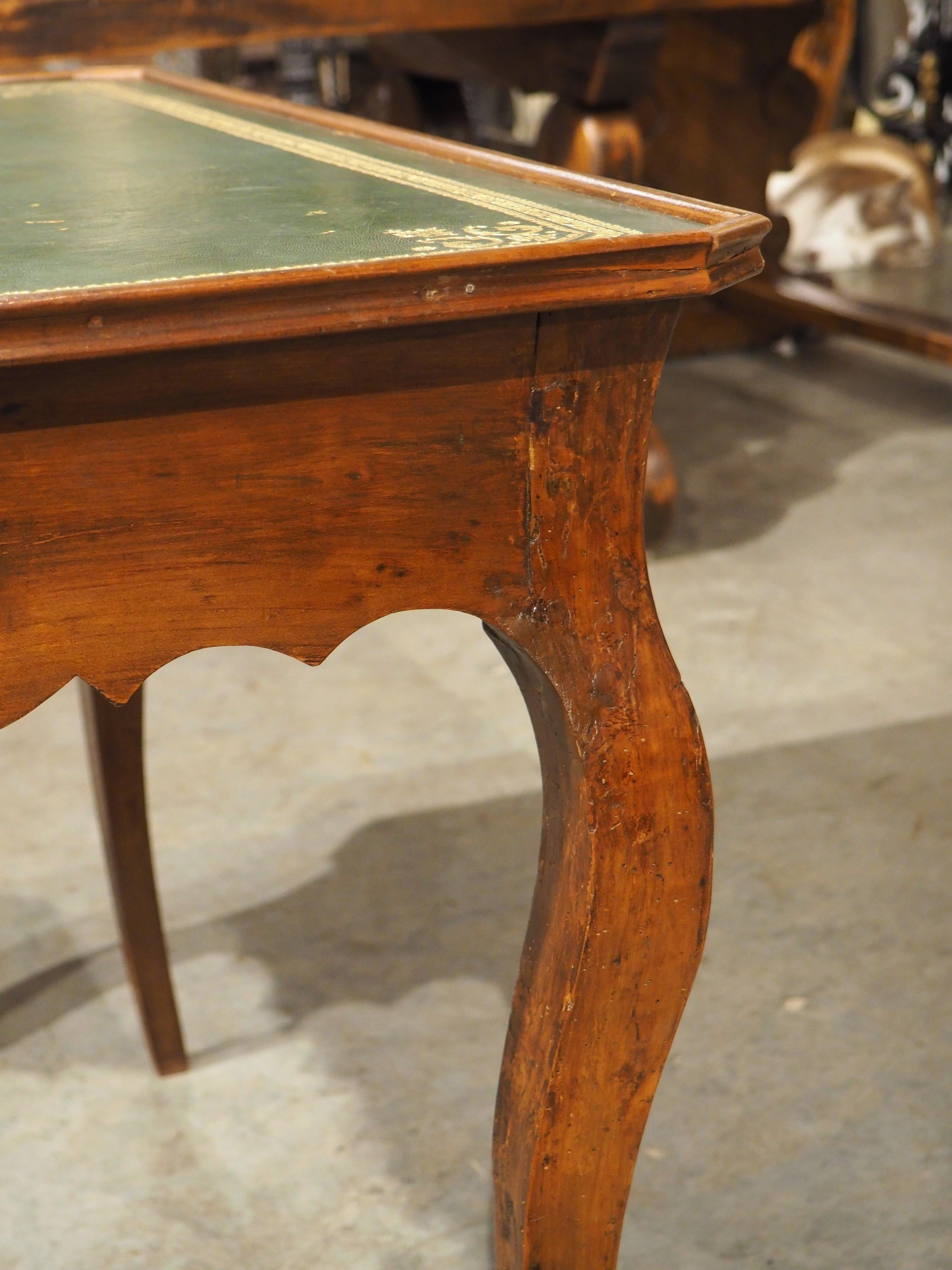 Table d'apparat en merisier français du XVIIIe siècle avec plateau en cuir vert estampé 11