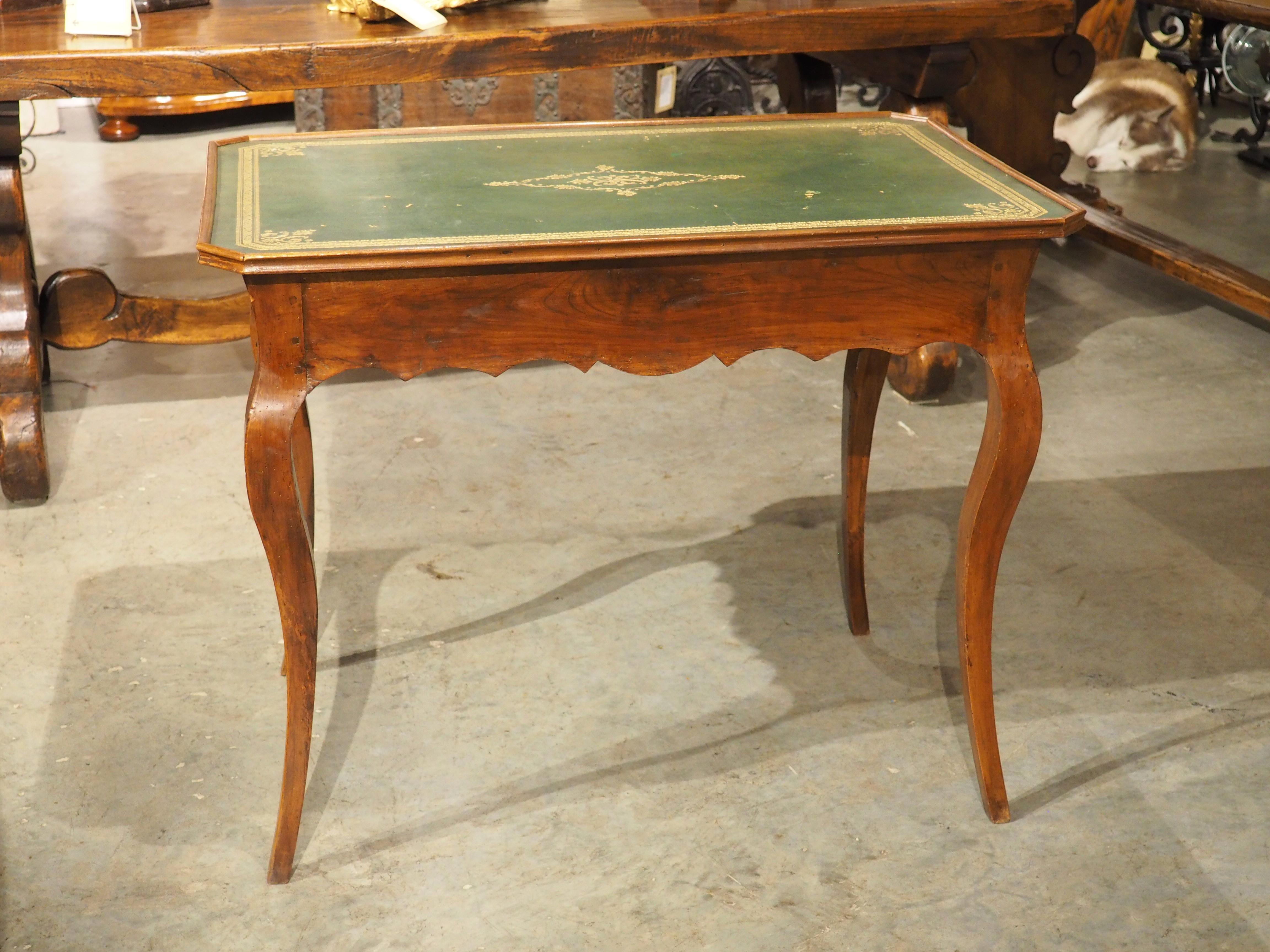 Table d'apparat en merisier français du XVIIIe siècle avec plateau en cuir vert estampé 12
