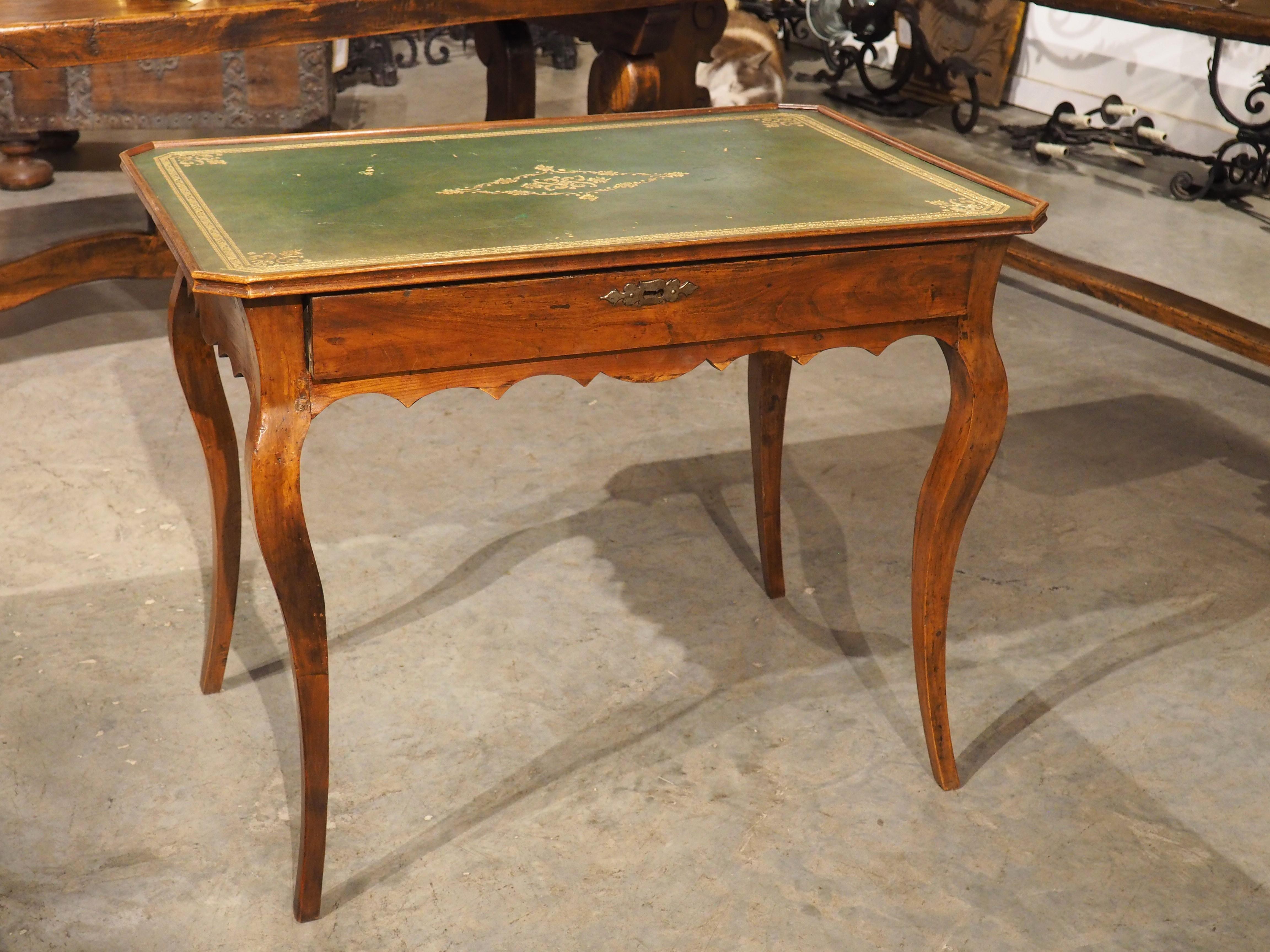Table d'apparat en merisier français du XVIIIe siècle avec plateau en cuir vert estampé 13
