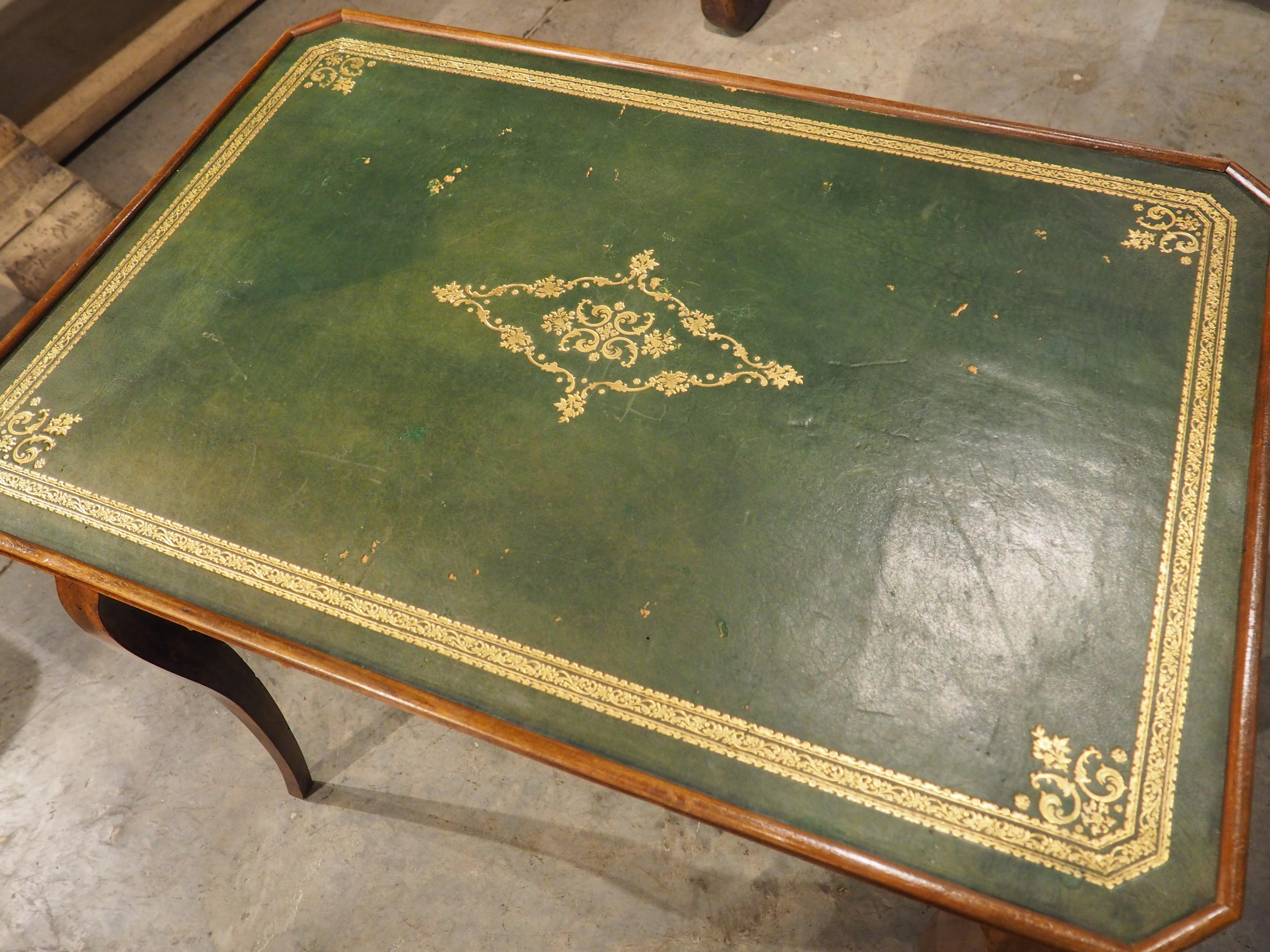 Louis XV Table d'apparat en merisier français du XVIIIe siècle avec plateau en cuir vert estampé