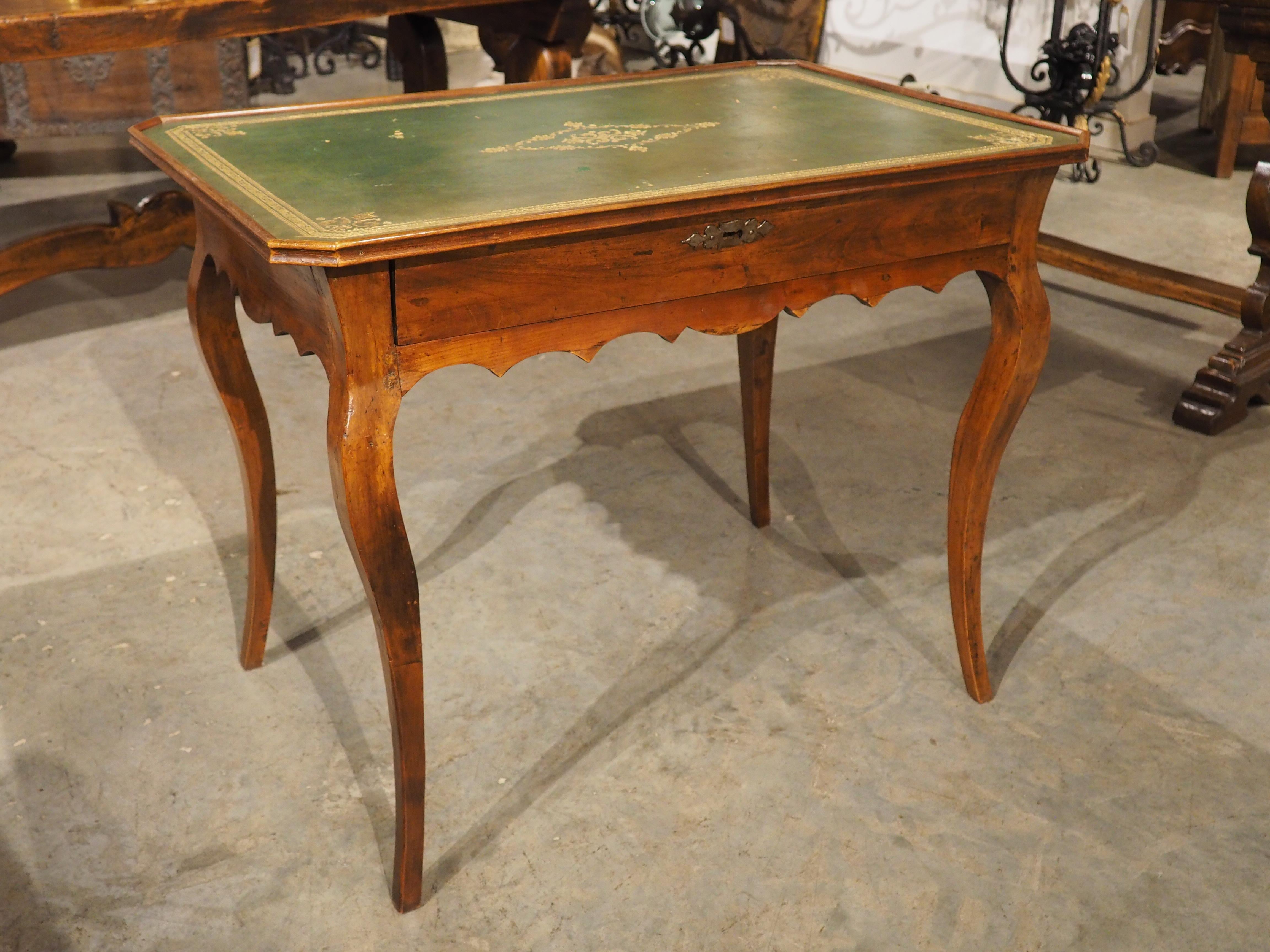 Français Table d'apparat en merisier français du XVIIIe siècle avec plateau en cuir vert estampé