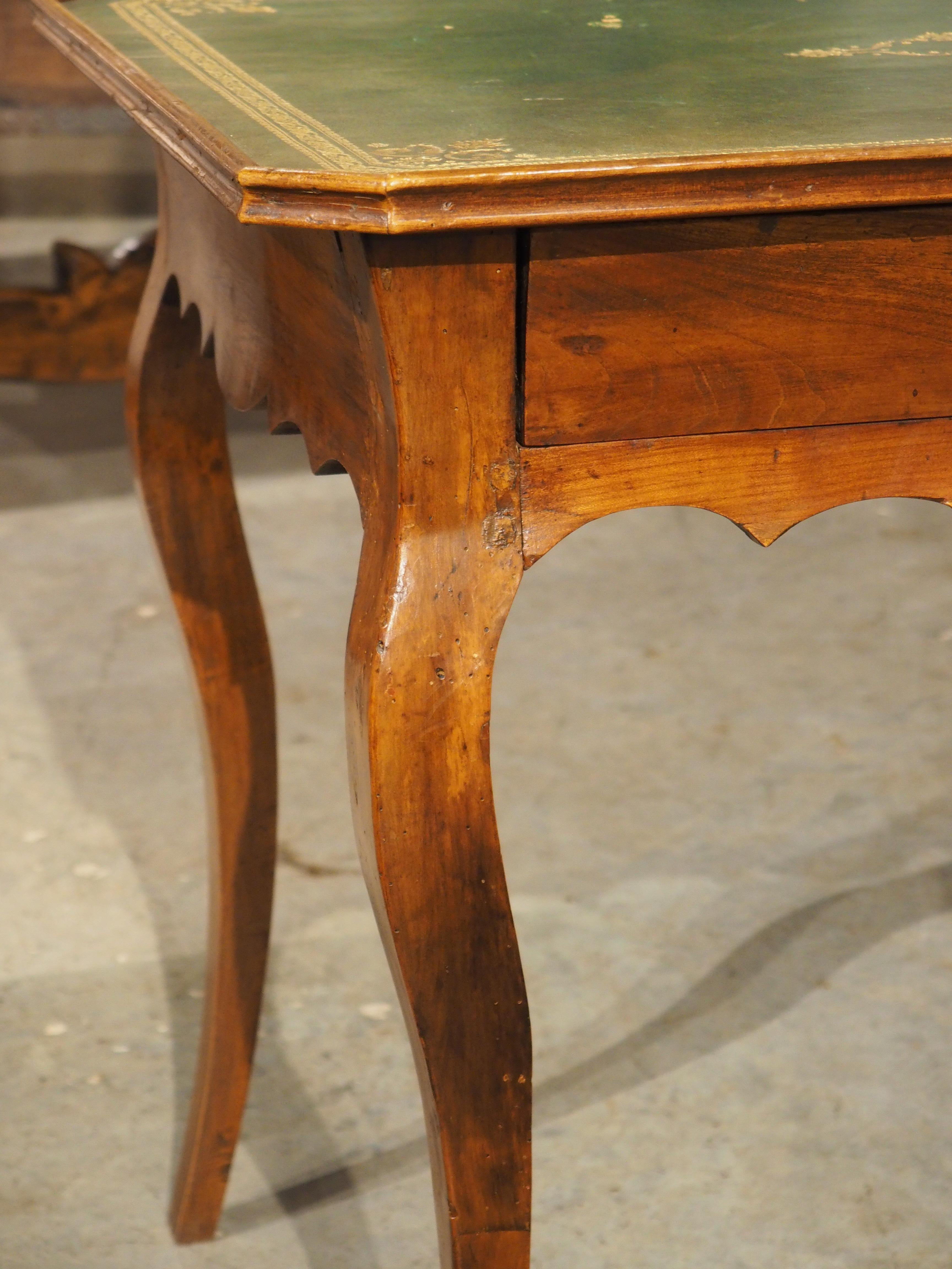 Sculpté à la main Table d'apparat en merisier français du XVIIIe siècle avec plateau en cuir vert estampé