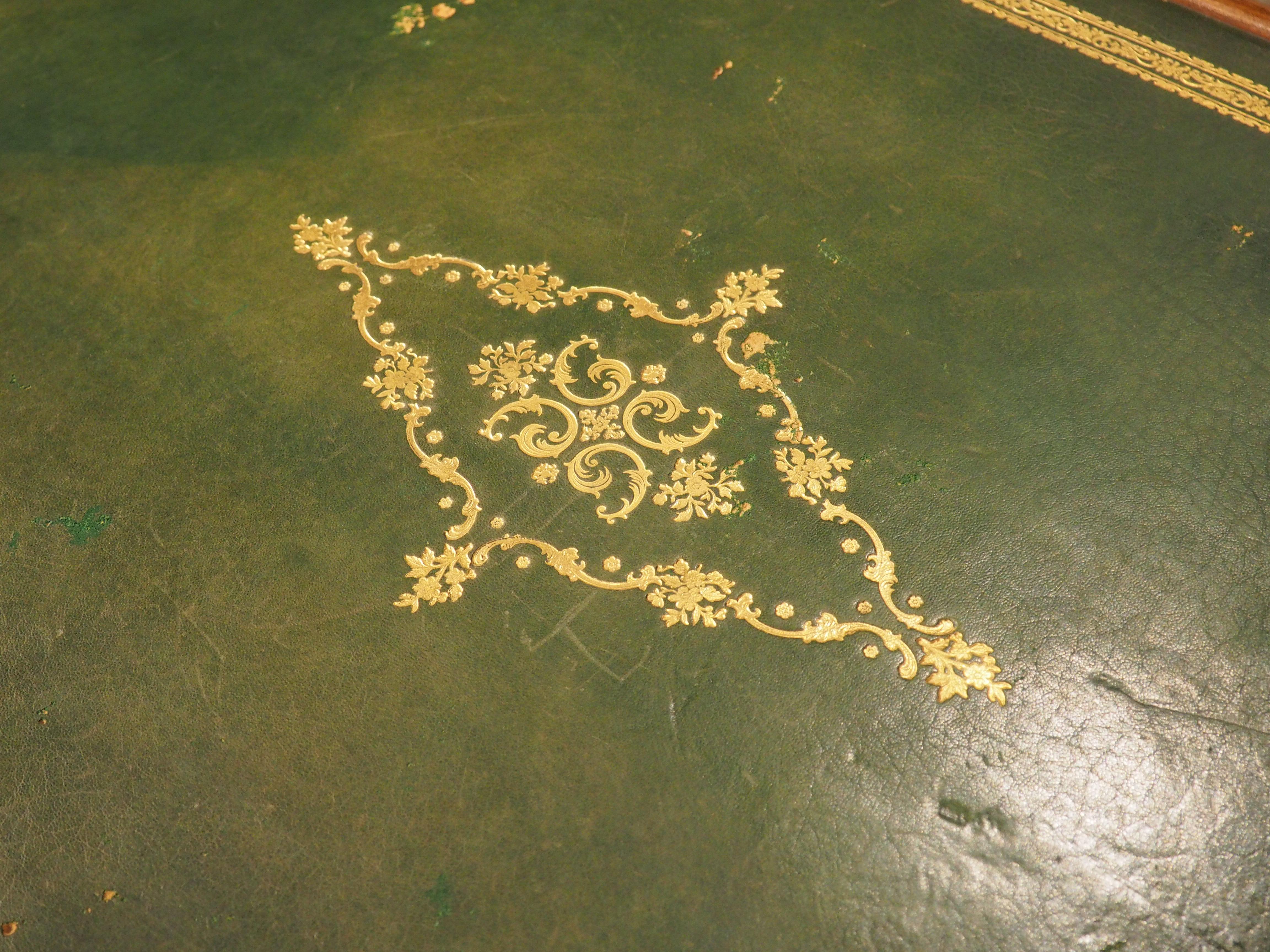 Table d'apparat en merisier français du XVIIIe siècle avec plateau en cuir vert estampé Bon état à Dallas, TX