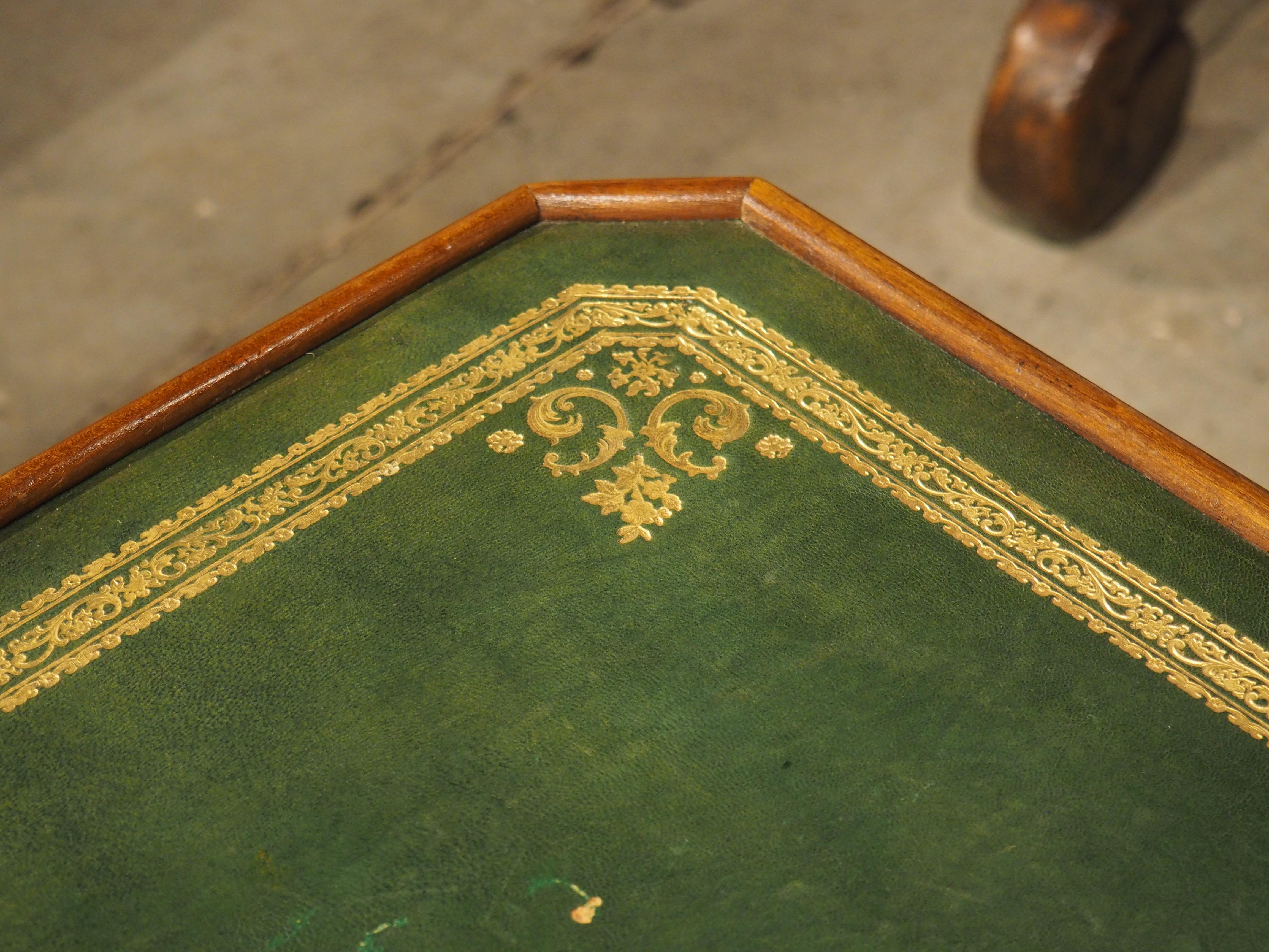 Cuir Table d'apparat en merisier français du XVIIIe siècle avec plateau en cuir vert estampé